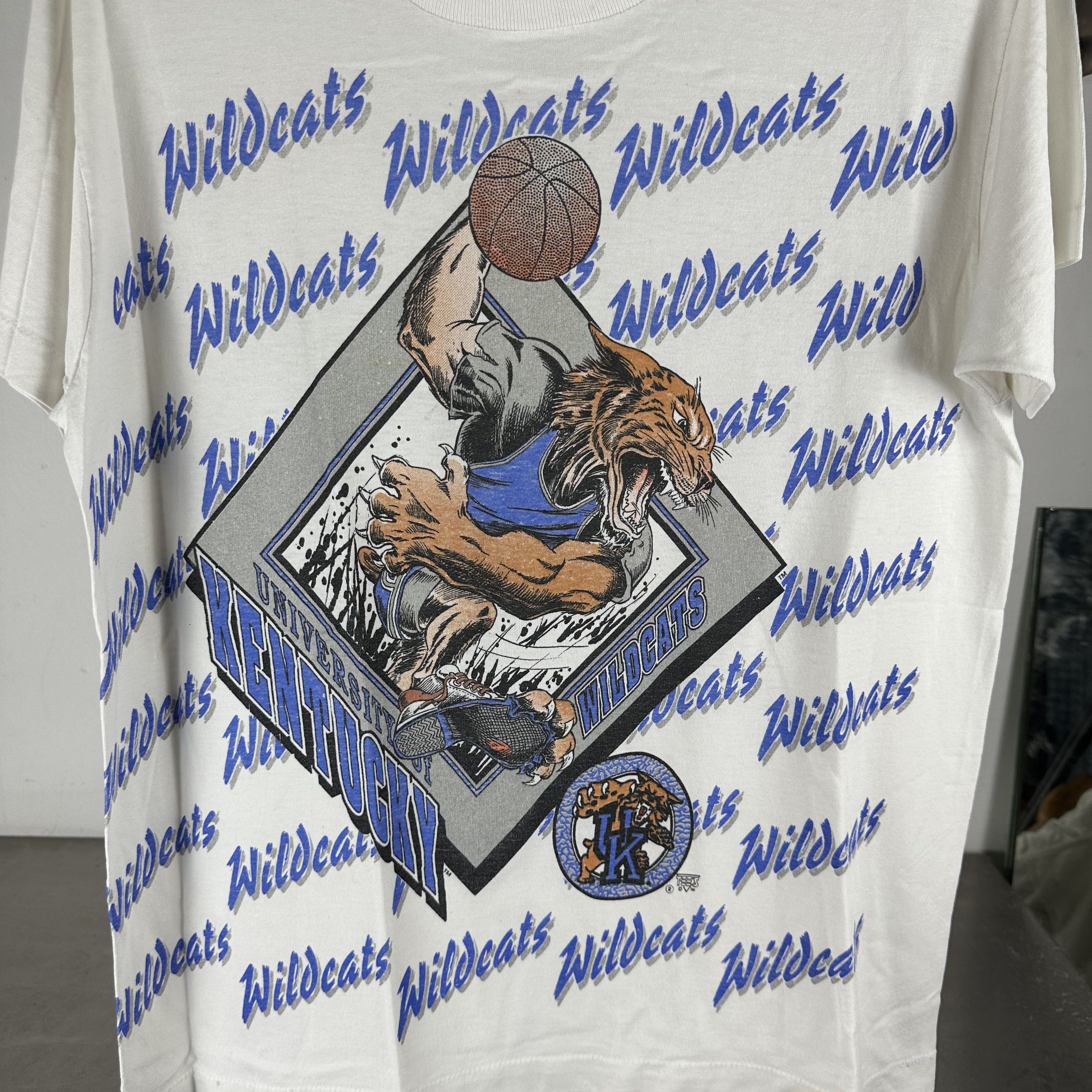 Vintage Vintage 90s Kentucky Wildcats Basketball NCAA AOP T-shirt Size US L / EU 52-54 / 3 - 2 Thumbnail
