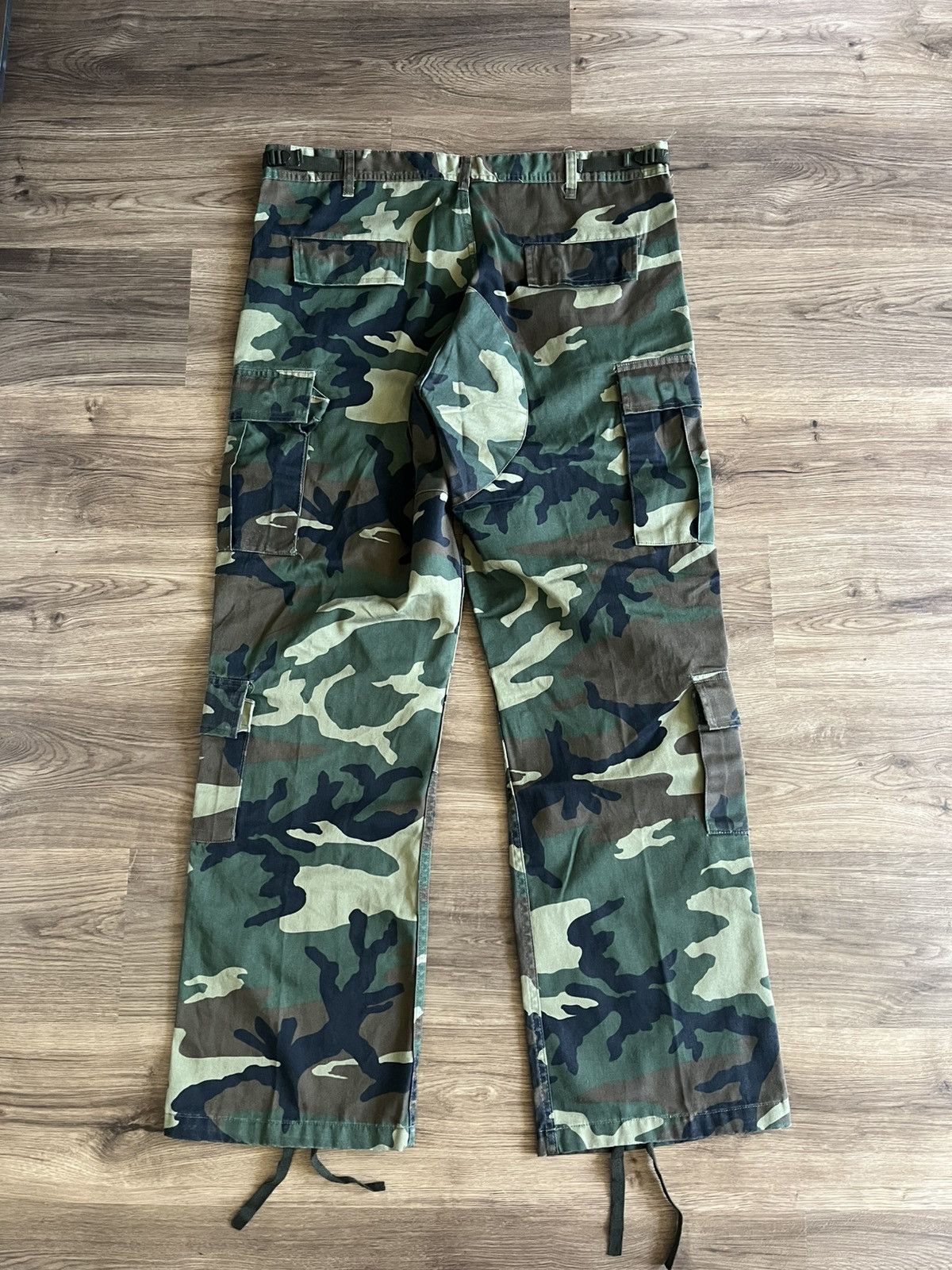 The GV Gallery The GV Gallery Raspberry Hills Camo Cargo Pants Size Medium Size US 32 / EU 48 - 3 Thumbnail