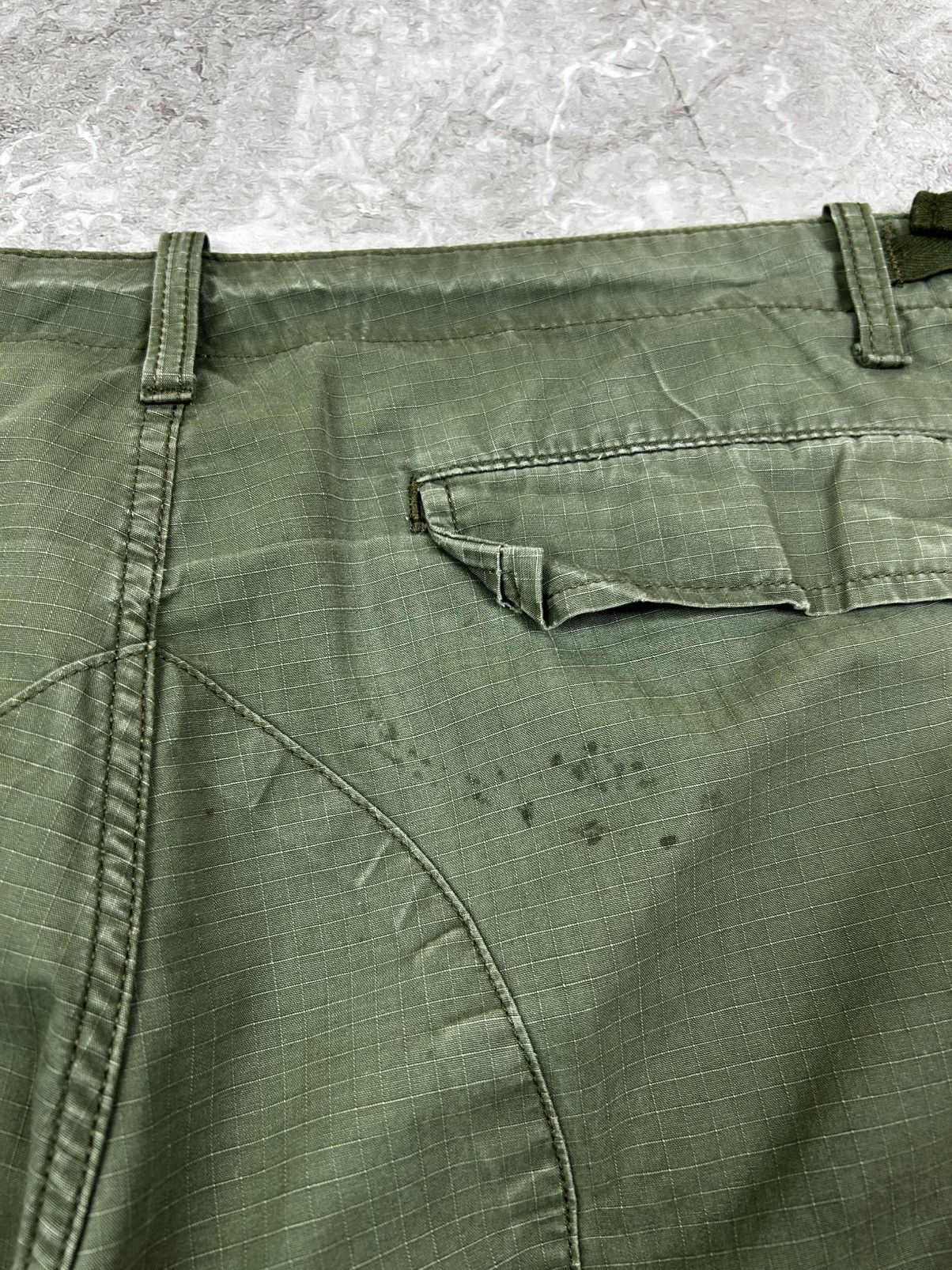Carhartt Wip Carhartt Wip Disstress Cargo Shorts Size 36 Size US 36 / EU 52 - 10 Thumbnail