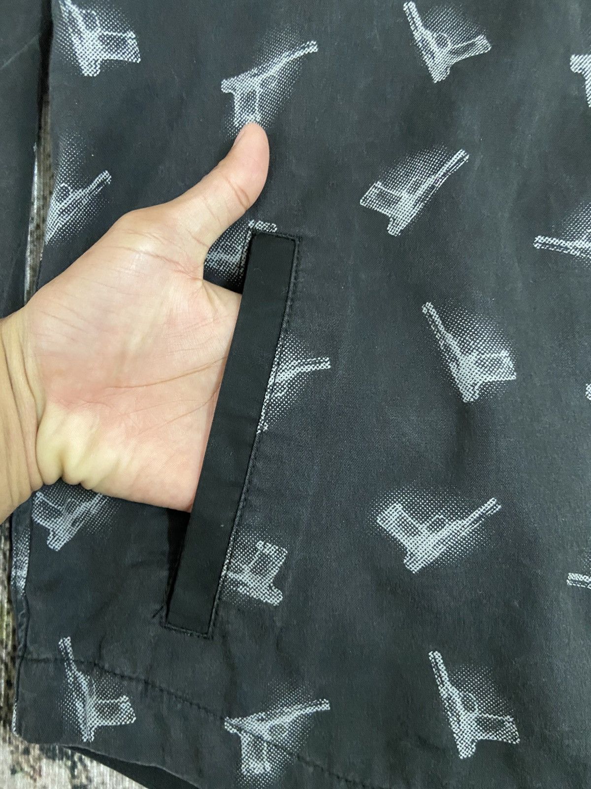 Takeo Kikuchi 🔥2000s Takeo Kikuchi Gun Print Zip Jacket Size US M / EU 48-50 / 2 - 8 Thumbnail