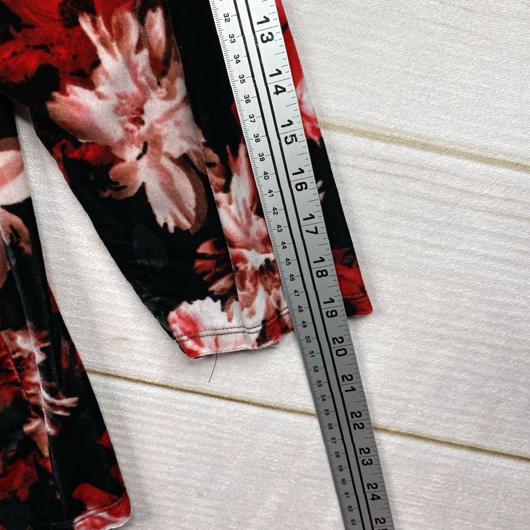Liz Claiborne VINTAGE? (No) Liz Claiborne Top Womens 3X Black Red Floral Crushed Velvet Slouch Neck 3/4 Slv Size XXL / US 16-18 / IT 52-54 - 8 Thumbnail