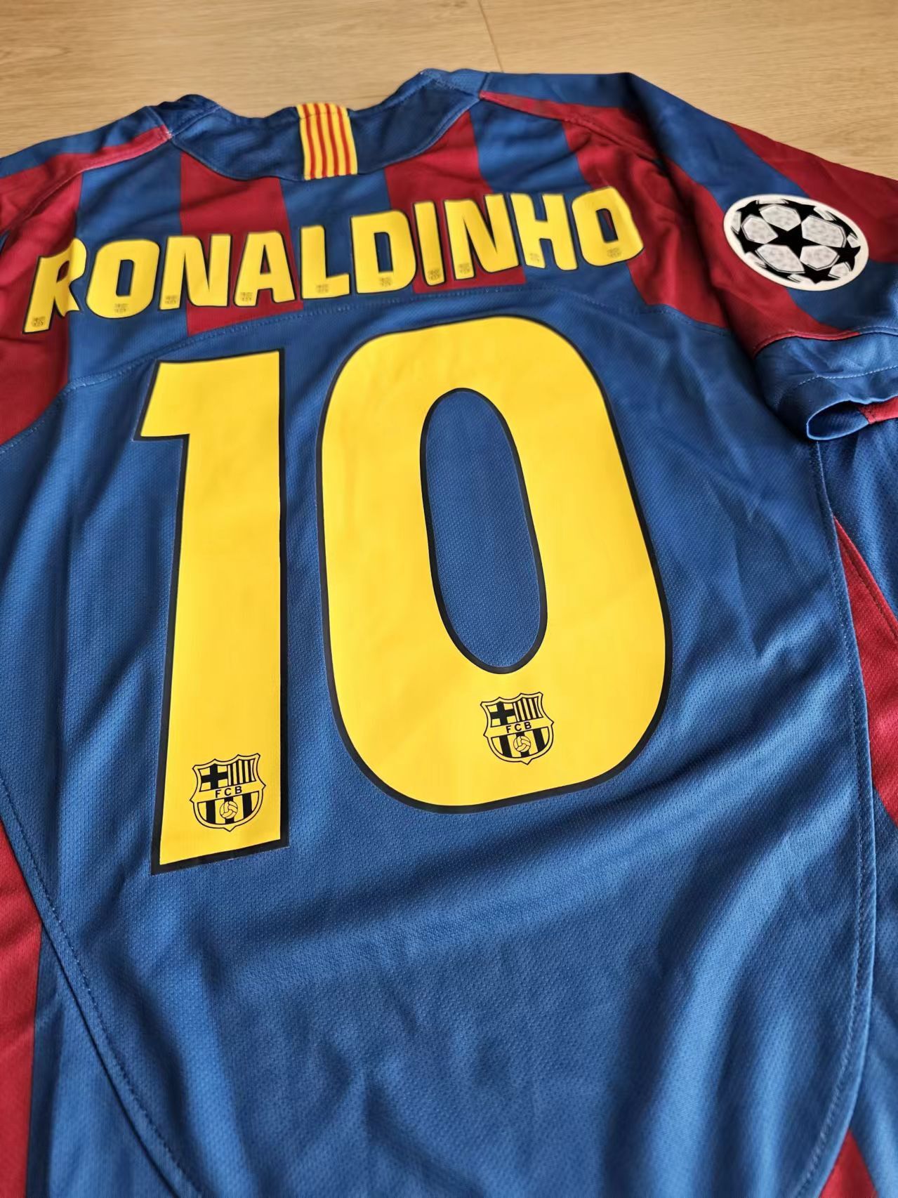 Other 2005 06 Barcelona 10 Ronaldinho Jersey Size US M / EU 48-50 / 2 - 3 Thumbnail