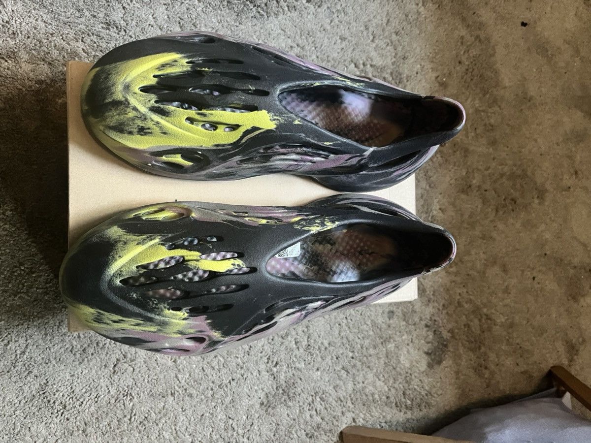 Yeezy Foam runner mx carbon size 12 new with tag Size US 12 / EU 45 - 7 Thumbnail