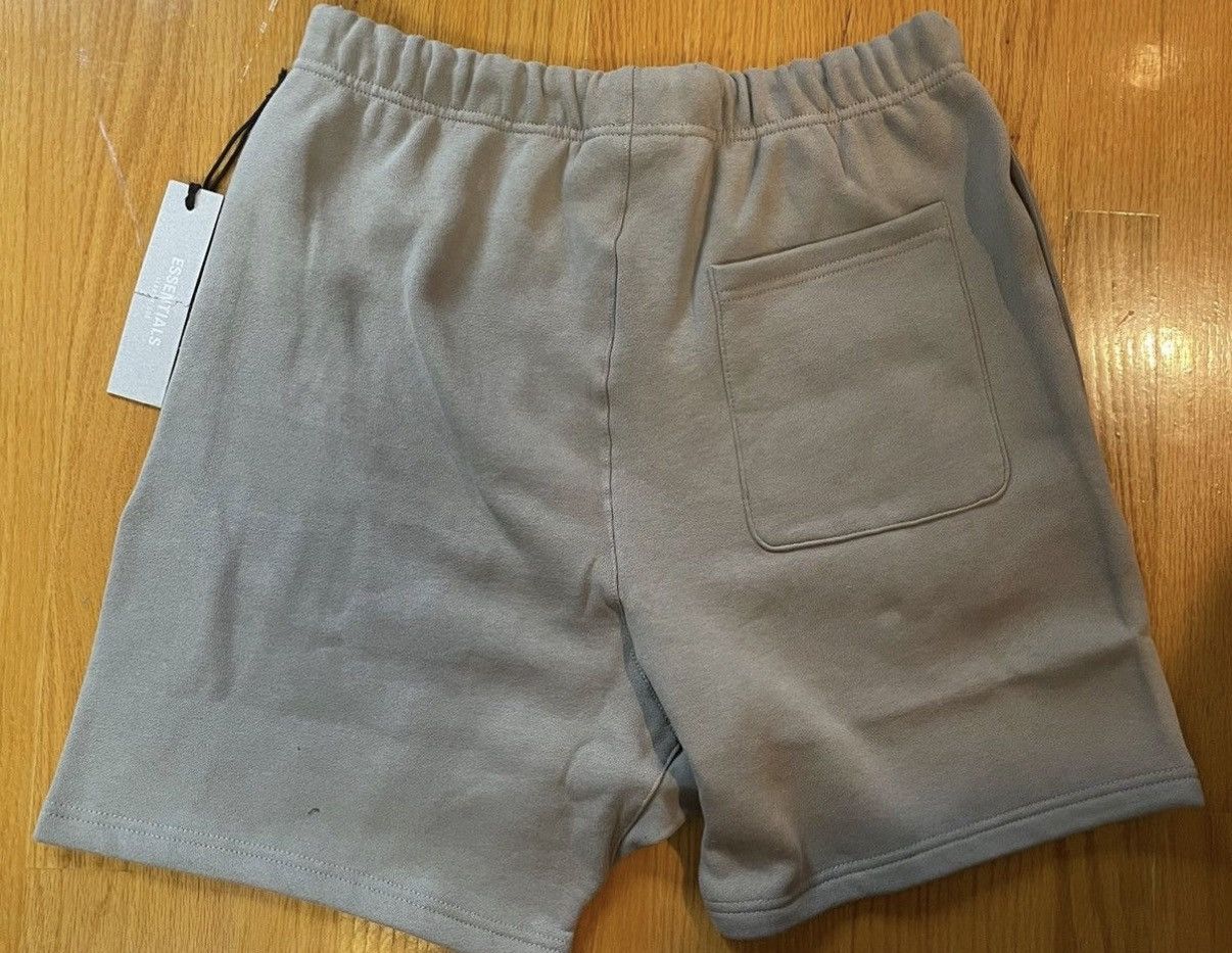 Essentials Fear of God Essentials Shorts Moss Medium Size US 32 / EU 48 - 2 Thumbnail