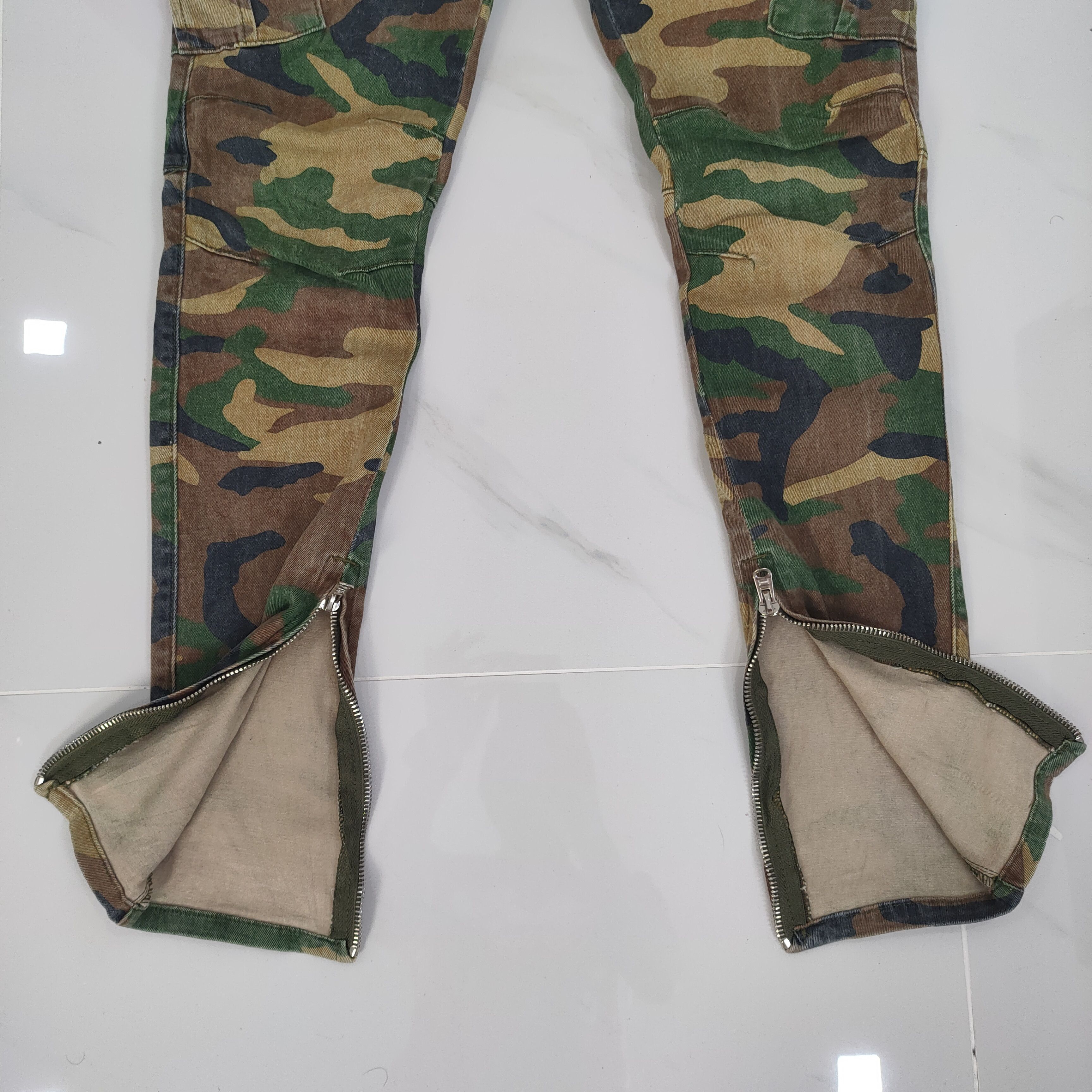 Japanese Brand SPRING WAIST ANKLE ZIP CAMO CARGO PANTS Size US 29 - 3 Thumbnail