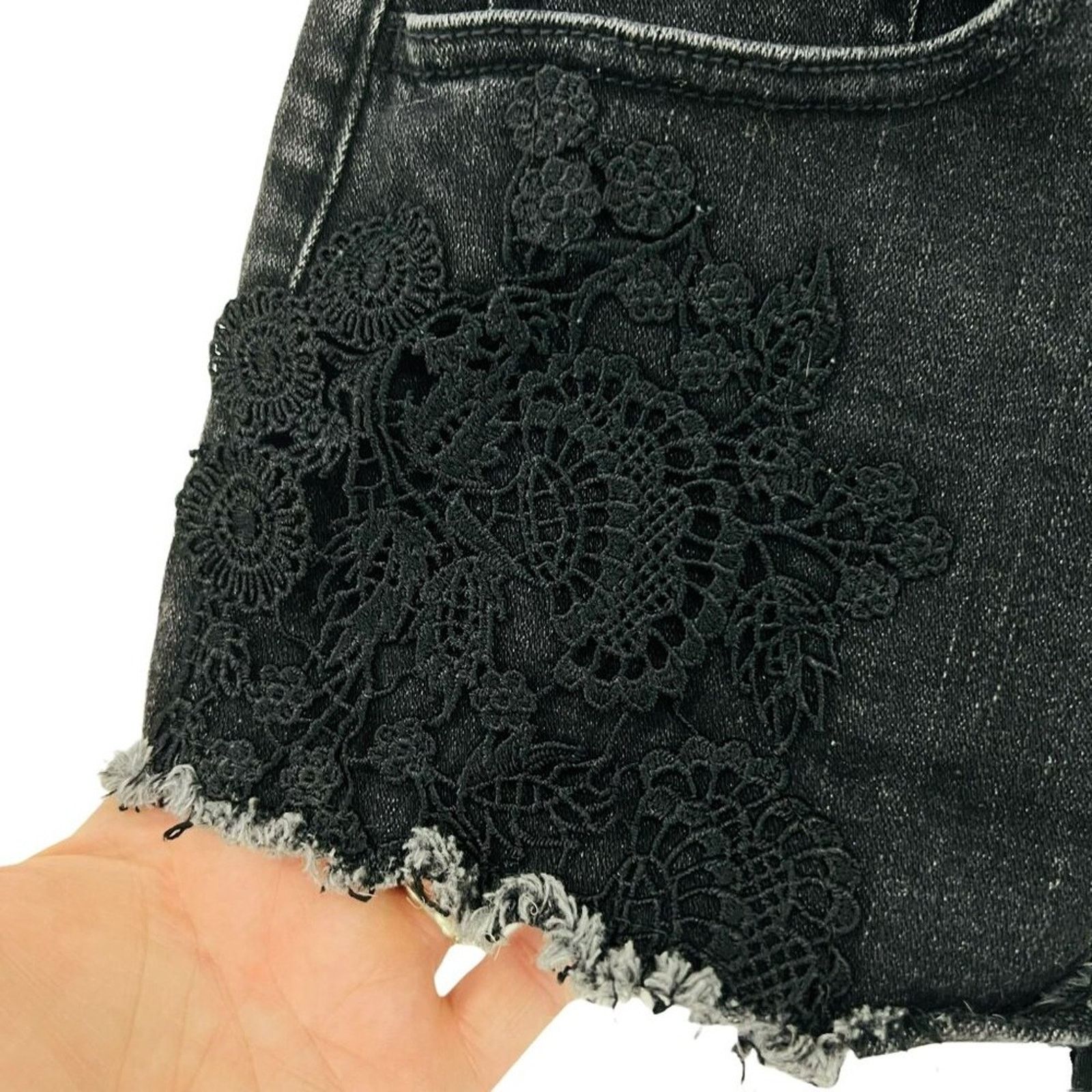 American Eagle Outfitters American Eagle Outfitters Black Hi Rise Floral Crochet Short Size 26" / US 2 / IT 38 - 2 Thumbnail