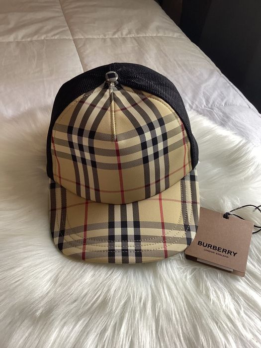 Burberry shop hat box