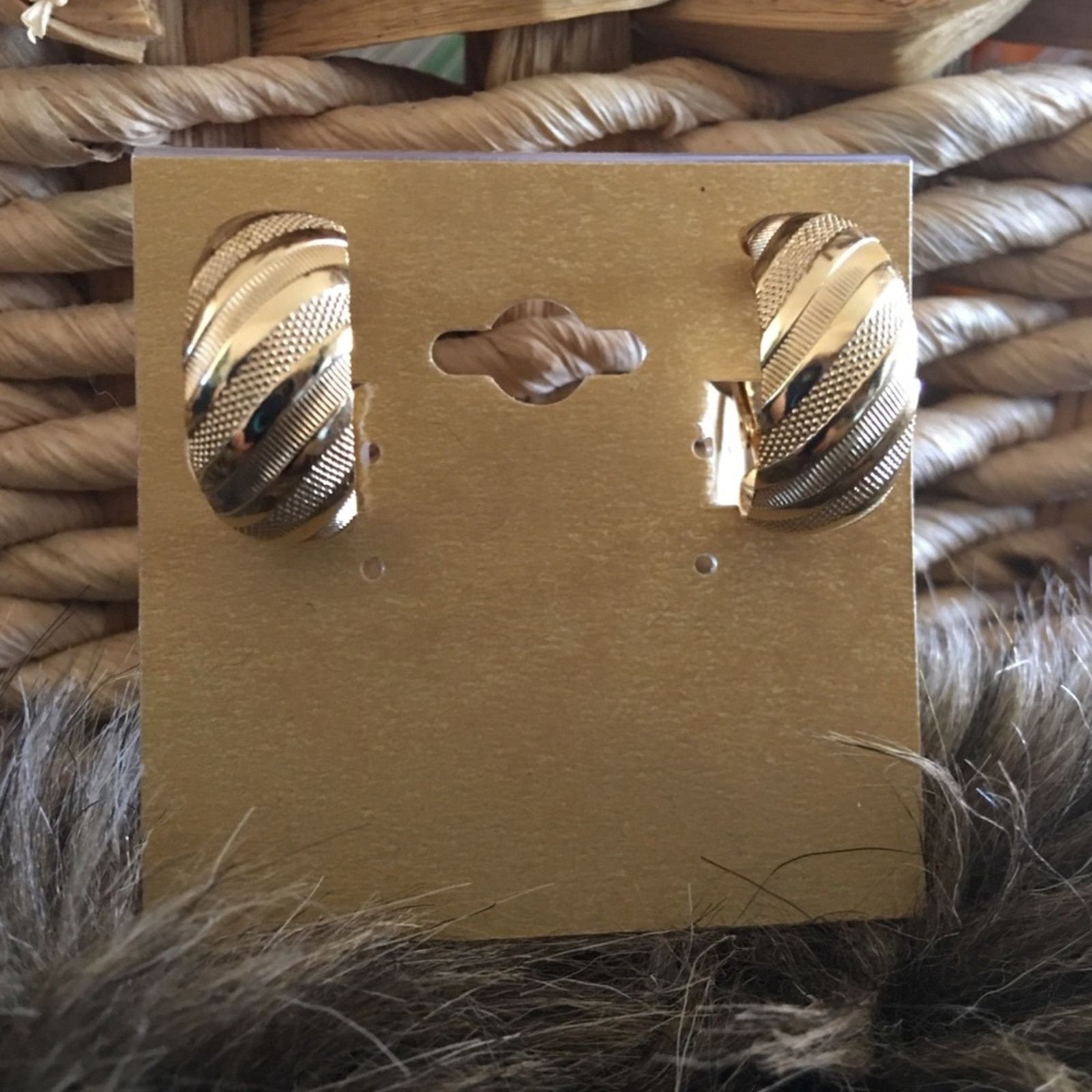 Vintage Vintage gold tone textured hoop screw back clips Size ONE SIZE - 1 Thumbnail