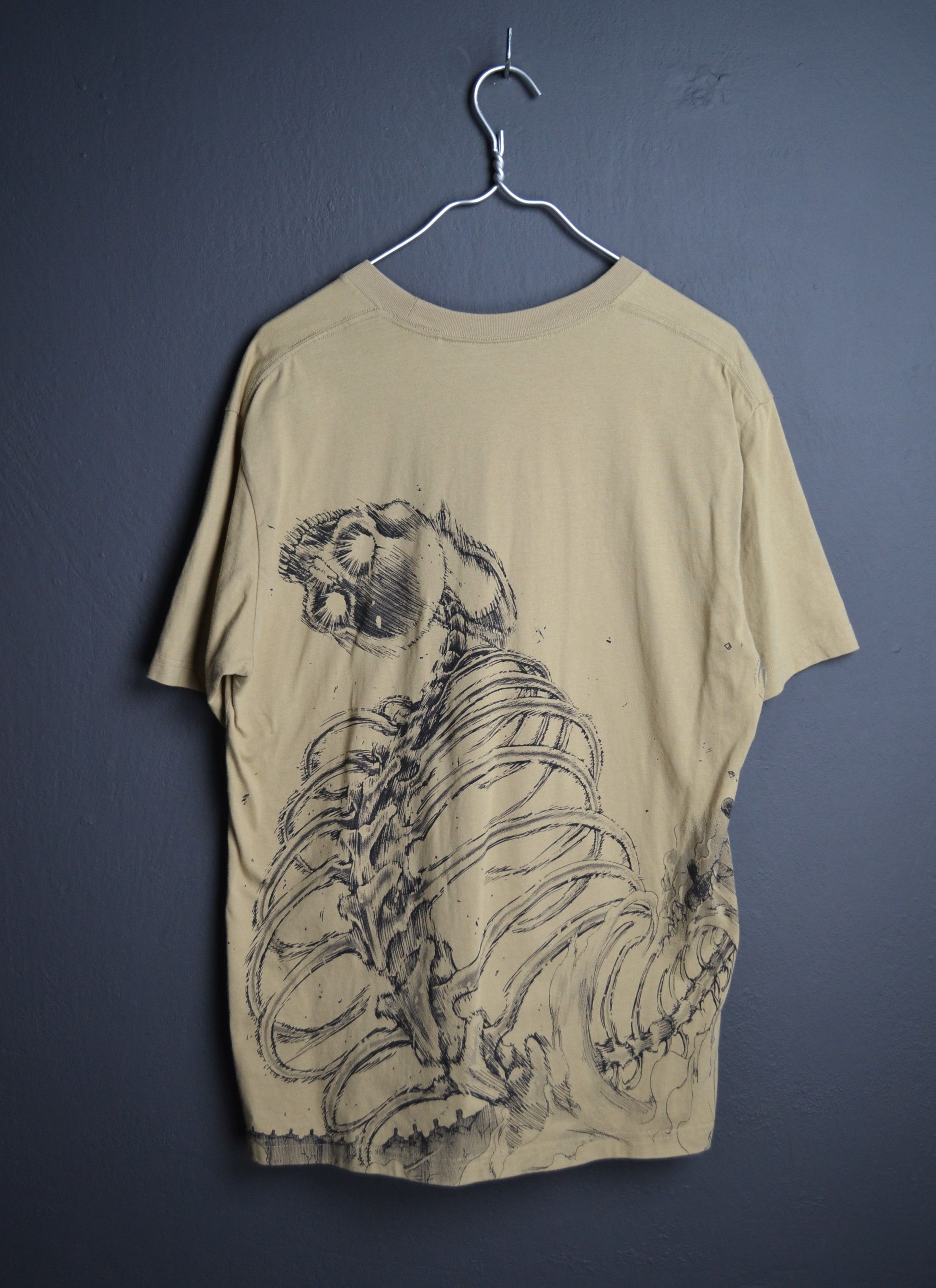 Uniqlo 2023 Attack on Titan UNIQLO UT Graphic Final Season L Size US L / EU 52-54 / 3 - 1 Thumbnail