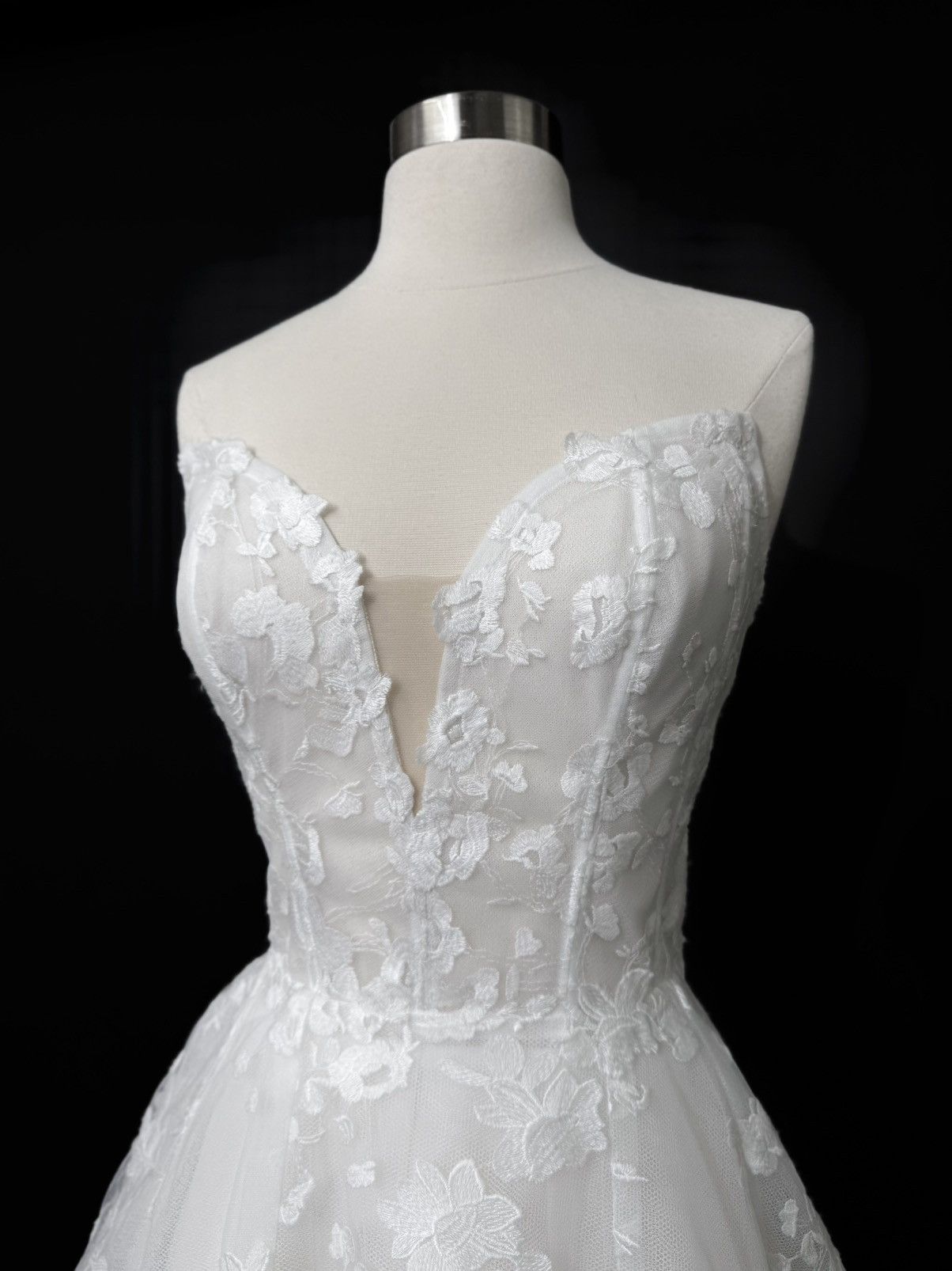 Other Preloved US 4 Anna Augusta Embroidery lace Bridal Gown Size S / US 4 / IT 40 - 4 Thumbnail