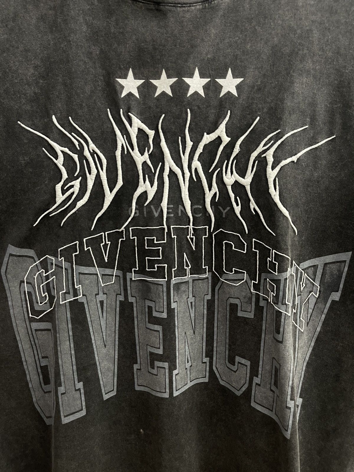 Givenchy Embroidered Logo T Shirt Size US M / EU 48-50 / 2 - 2 Thumbnail