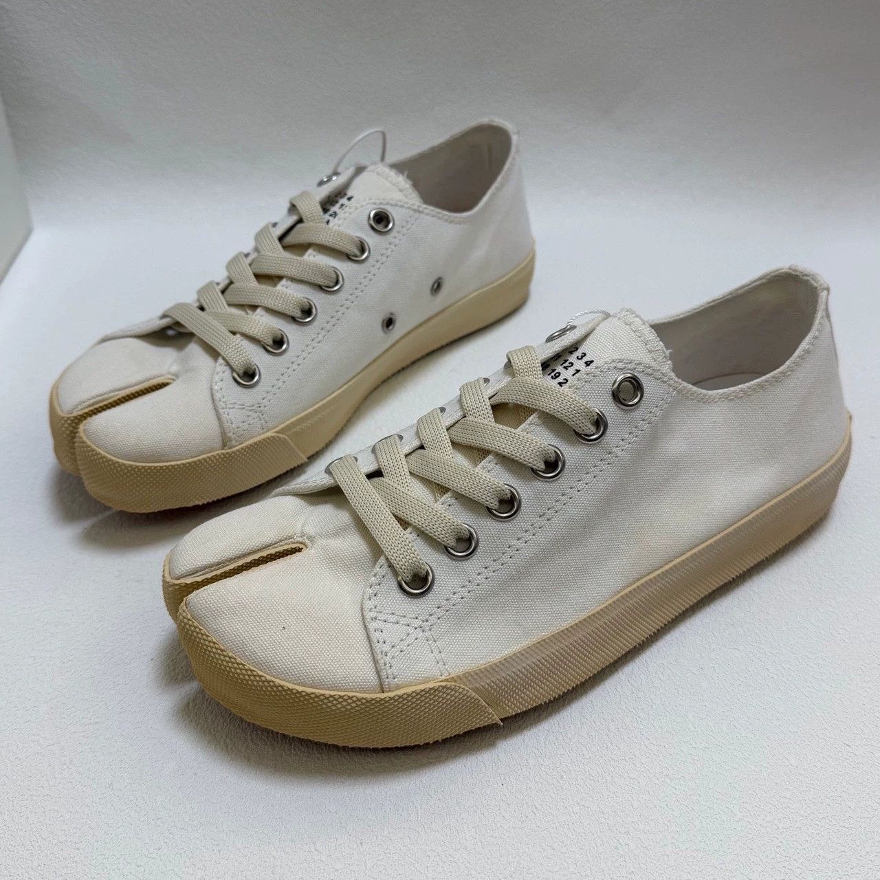 Maison Margiela Maison Margiela versatile low-top stylish sneakers Size US 7.5 / IT 37.5 - 3 Thumbnail