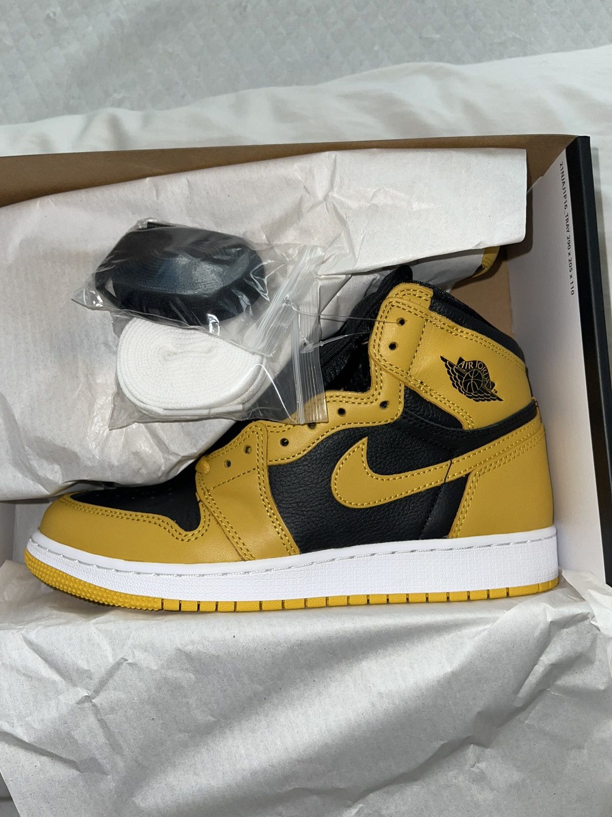 Jordan Brand Nike Air Jordan Retro OG pollen size 7Y or women’s 8 Size US 7 / EU 40 - 1 Thumbnail
