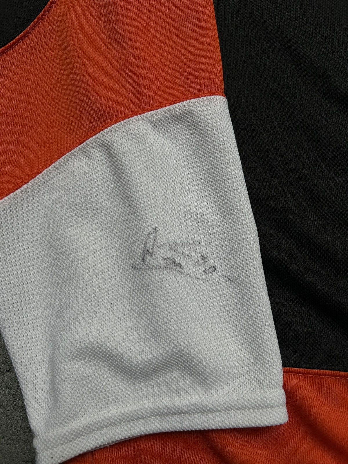 Ccm × NHL × Vintage Ccm whl hockey Medicine hat tigers Jersey with autograph Size US XL / EU 56 / 4 - 4 Thumbnail