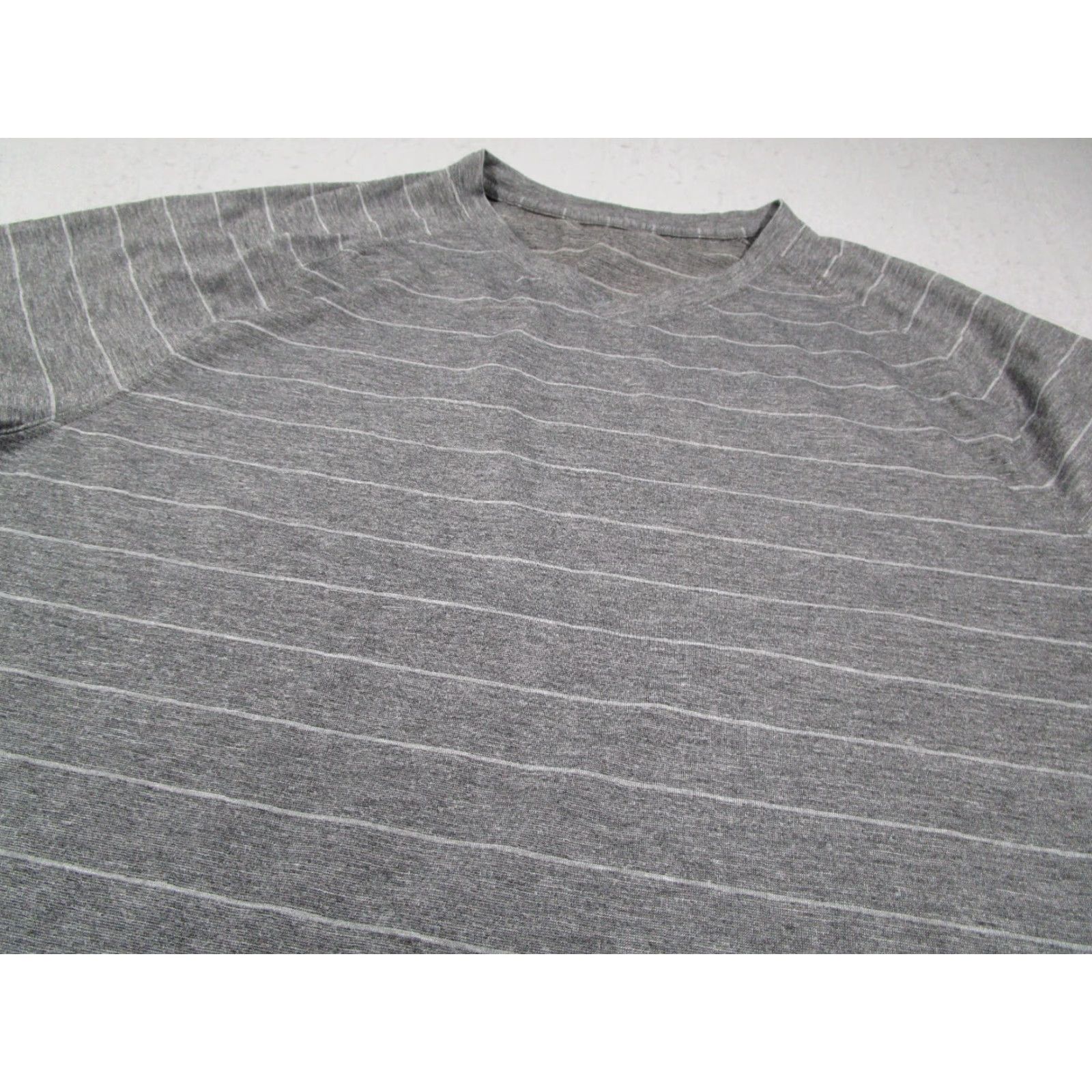 Lululemon Lululemon Men's Gray Striped Short Sleeve V Neck Performance Tee Shirt Large Size US L / EU 52-54 / 3 - 2 Thumbnail