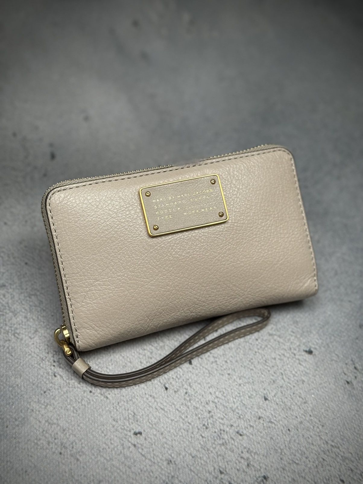 Marc by Marc Jacobs Vintage Marc by Marc Jacobs Beige Zip Around Wallet Rare Size ONE SIZE - 1 Thumbnail