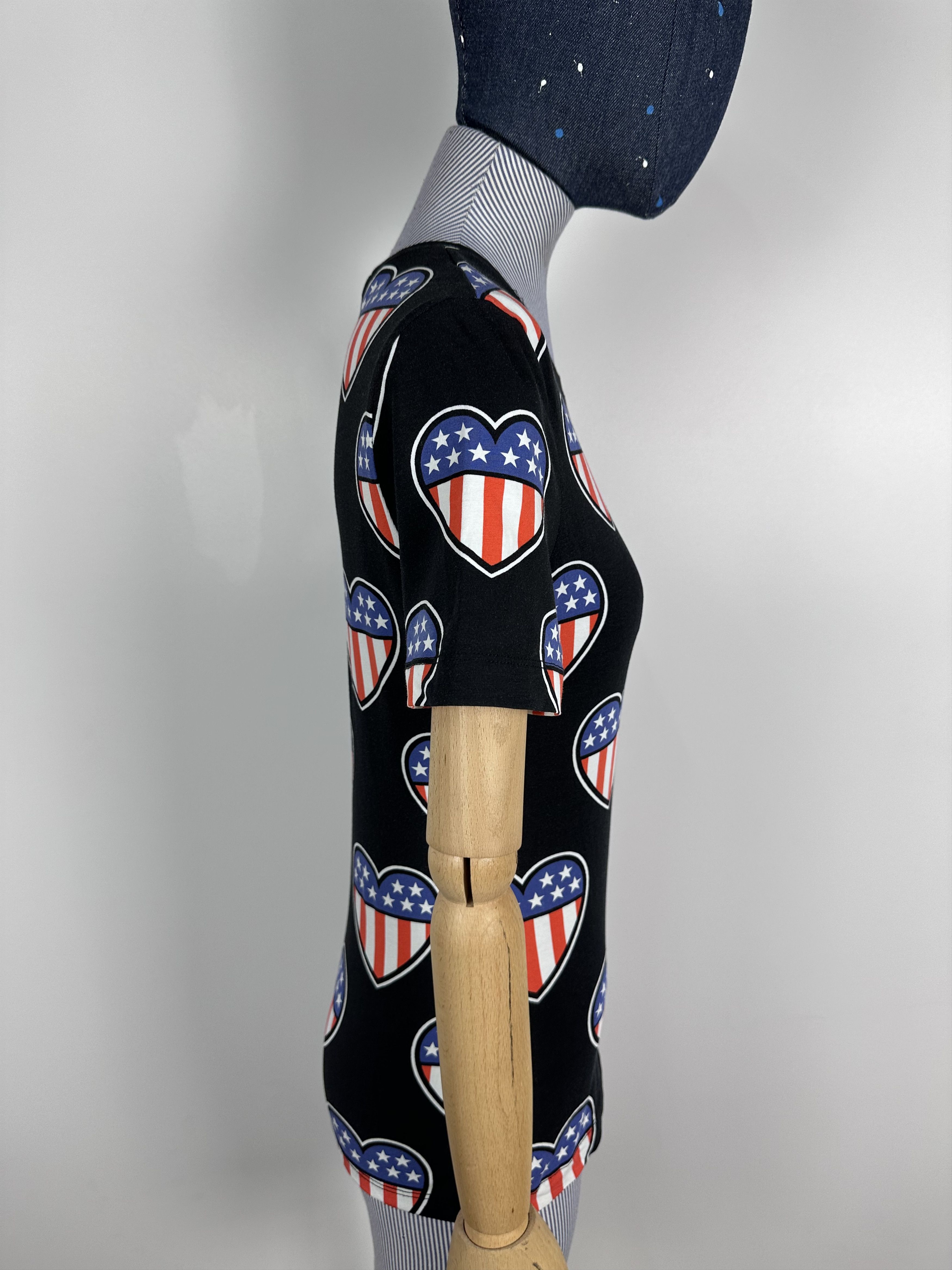 Love Moschino × Moschino Love Moschino T-Shirt Heart USA Flag Print Stars Stripes Size XS / US 0-2 / IT 36-38 - 7 Thumbnail
