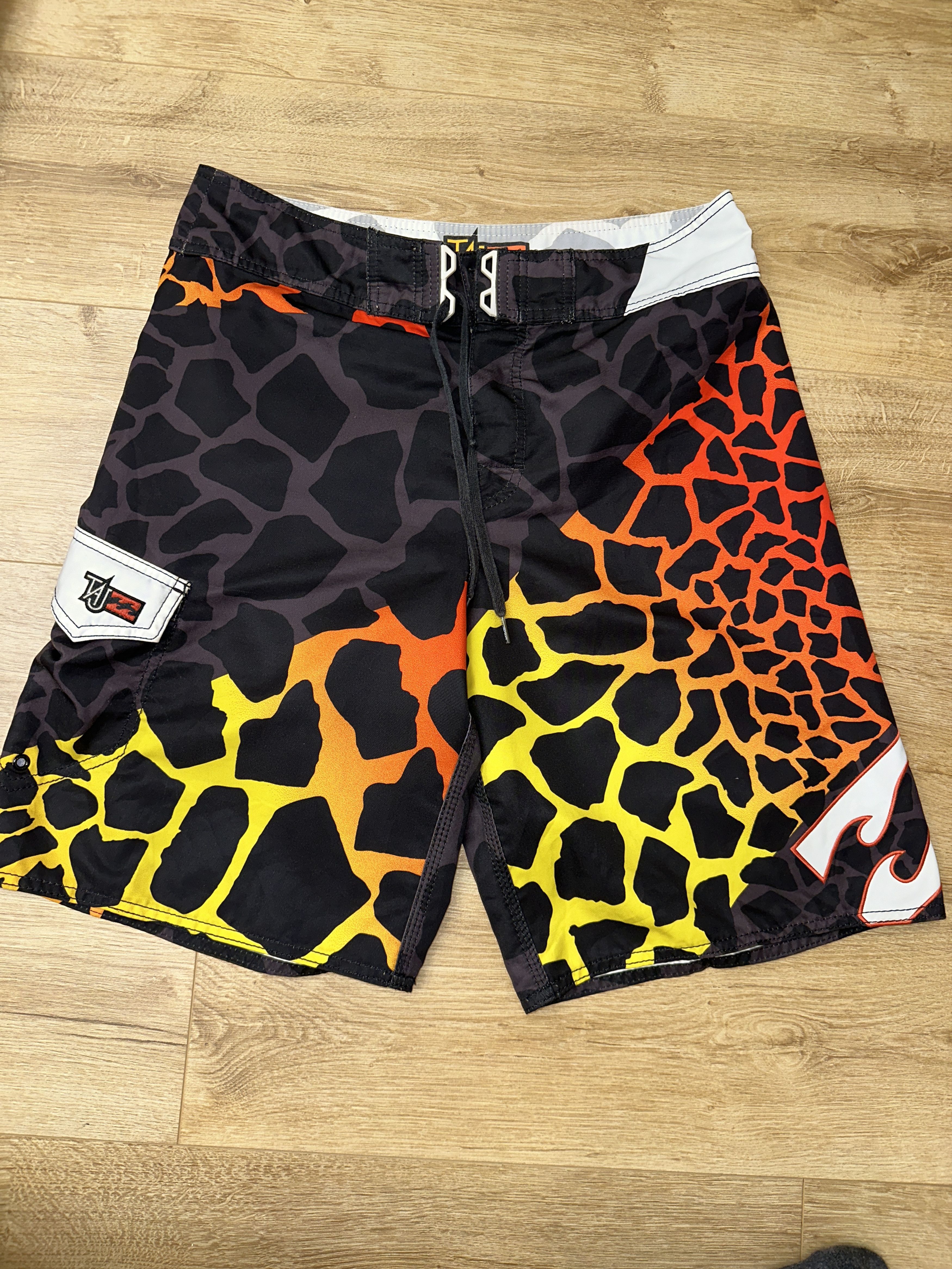 Billabong Billabong Taj Burrow Series Surf Swim Giraffe Print Size 33 Size US 33 - 2 Thumbnail