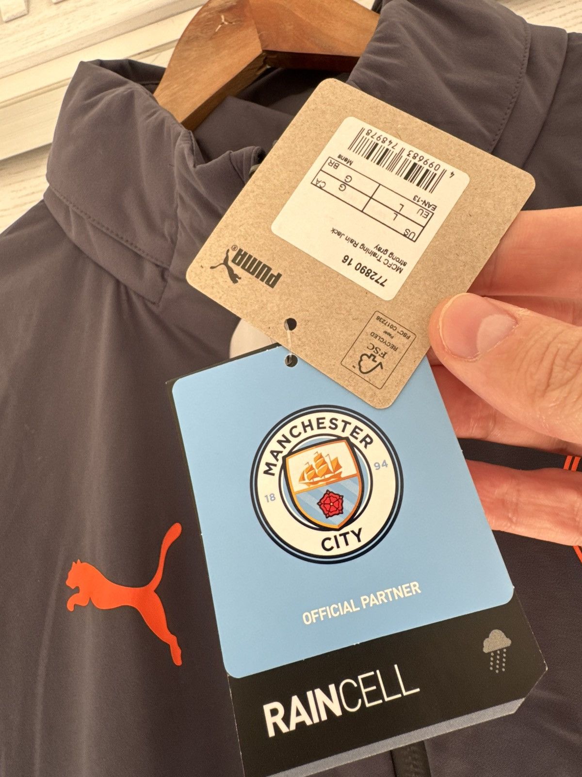Puma Manchester City 2023-2024 Soccer Hooded Rain Jacket Jersey Size US L / EU 52-54 / 3 - 9 Thumbnail