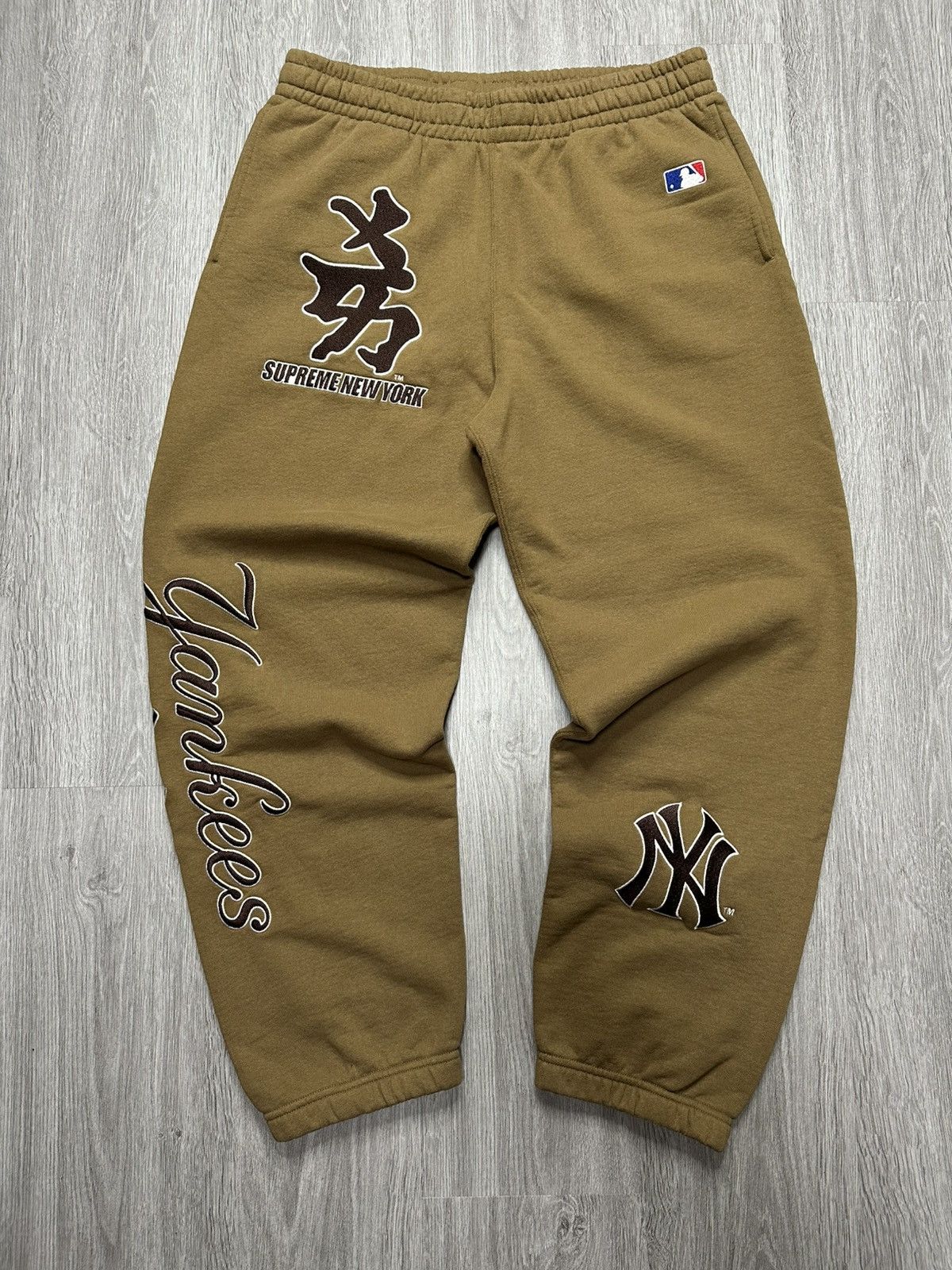 パンツ Supreme New York Yankees Kanji Sweatpant Supreme New York Yankees™ Kanji Sweatpant (FW22) - $178