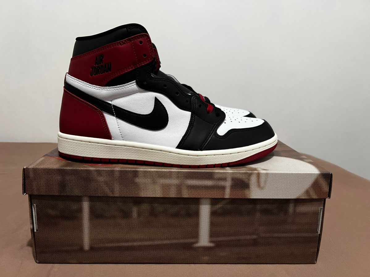 Jordan Brand Jordan 1 Retro high OG Black toe Size US 10 / EU 43 - 1 Thumbnail