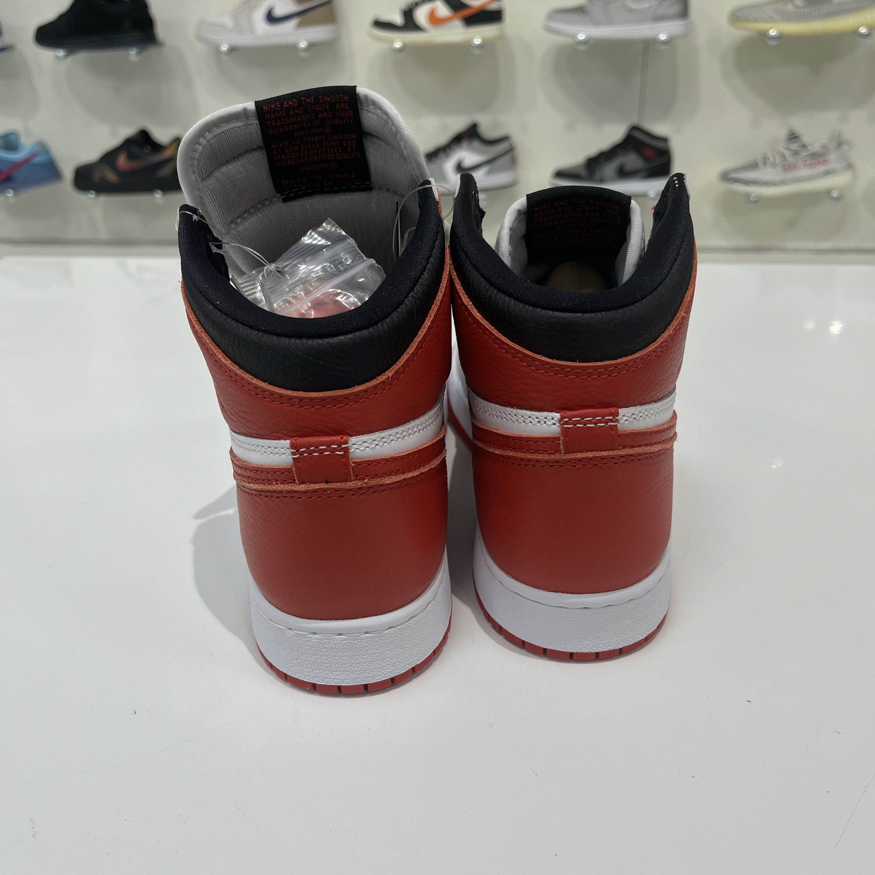 Nike Air Jrdan 1 Retro High OG Heritage Size US 6 / EU 39 - 3 Thumbnail