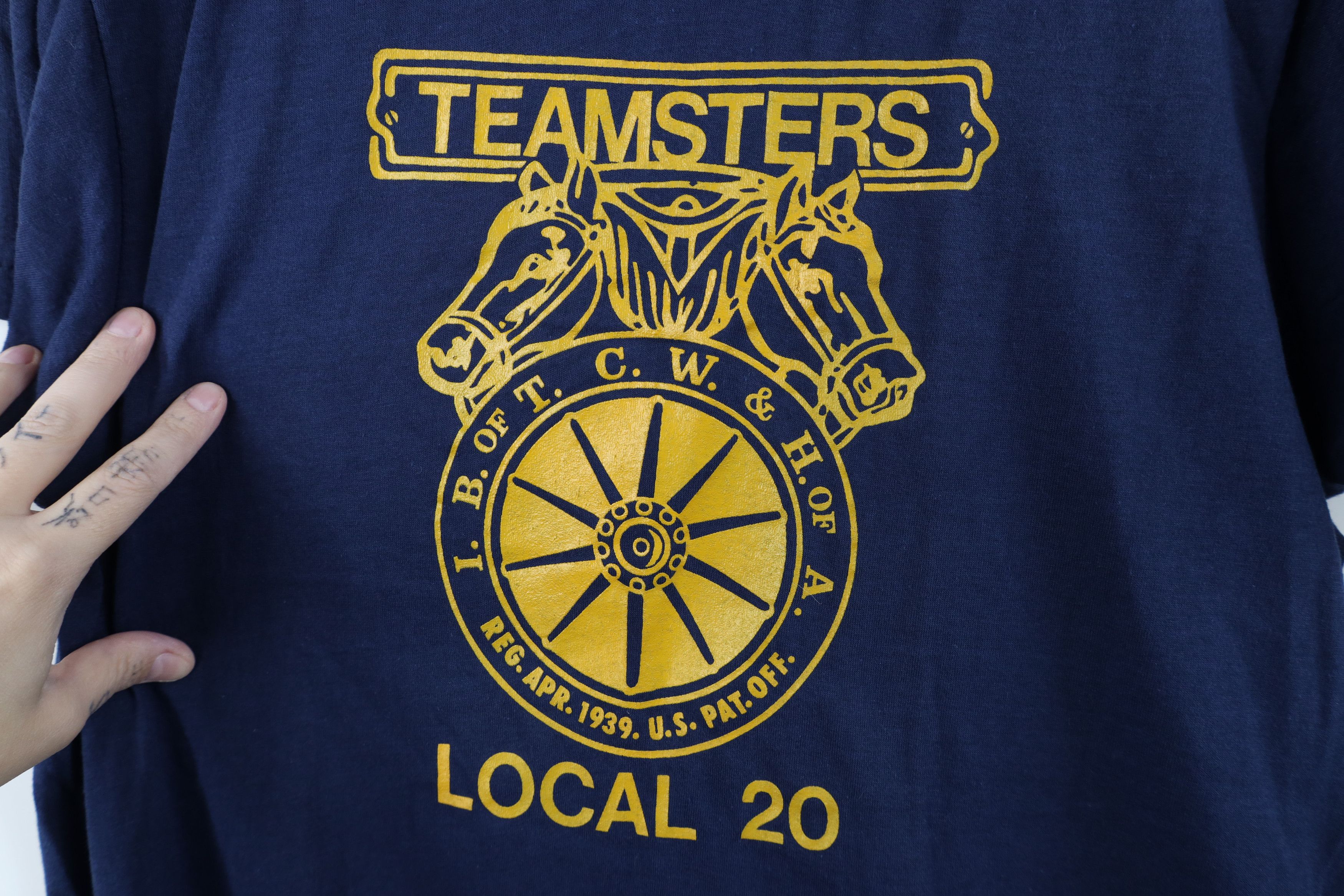 Vintage Vintage 80s Union Local 20 Short Sleeve T-Shirt USA Size US L / EU 52-54 / 3 - 4 Thumbnail