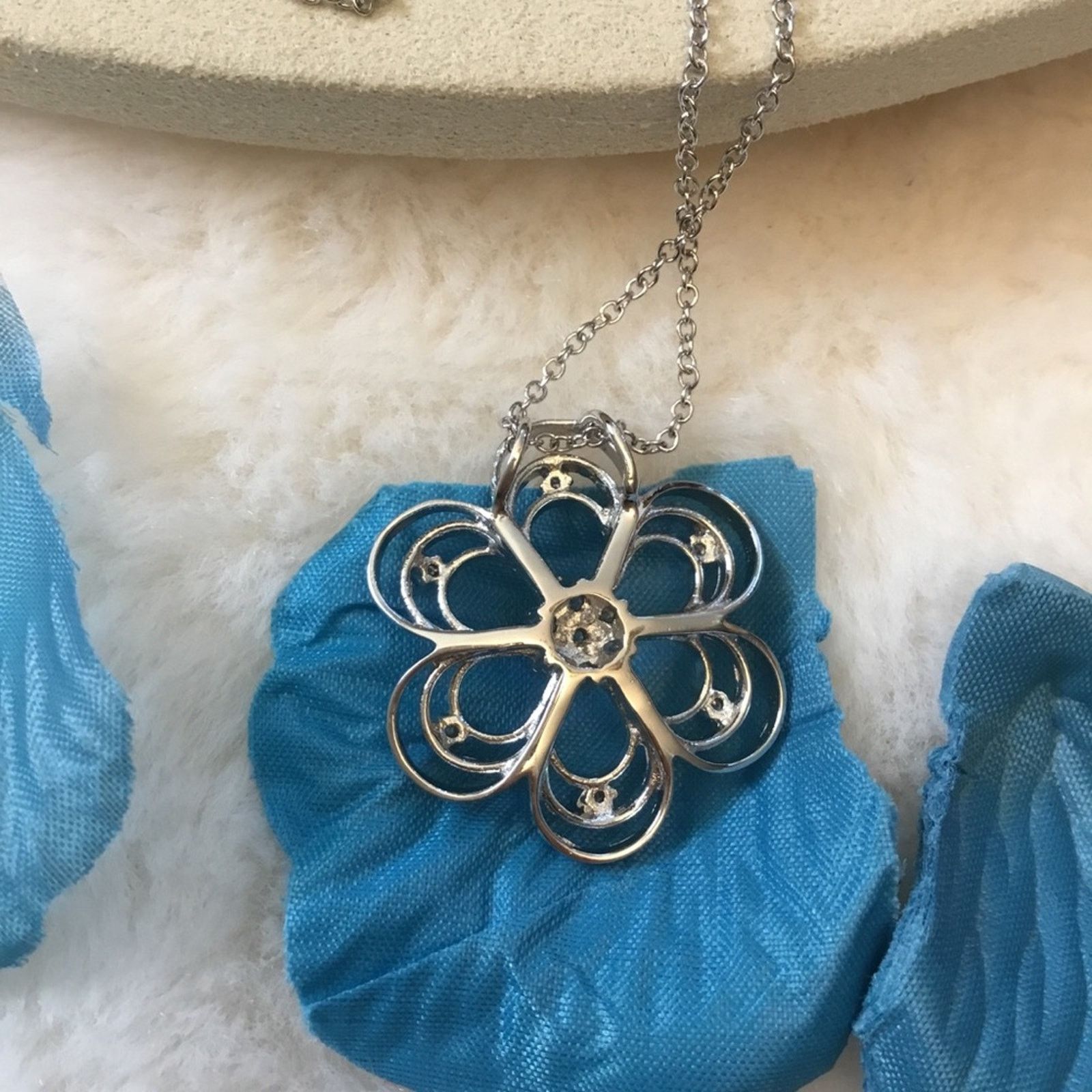 Other Sterling Silver Six-Petal Crystal Flower Necklace Size ONE SIZE - 4 Thumbnail