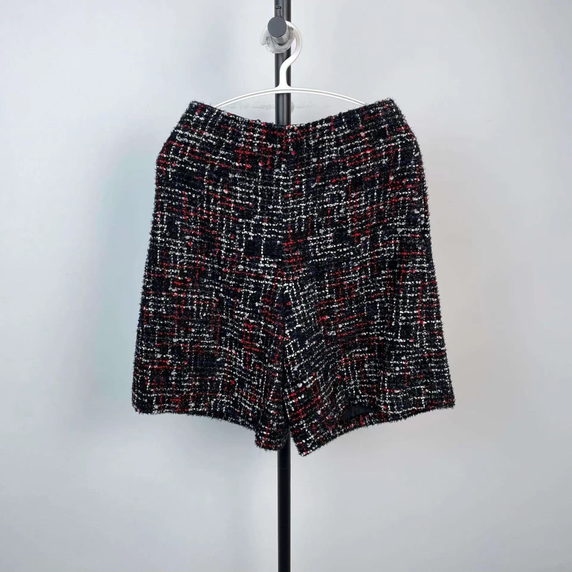 Chanel Chanel wool tweed black red colorblock shorts 36 Size 26" / US 2 / IT 38 - 2 Thumbnail