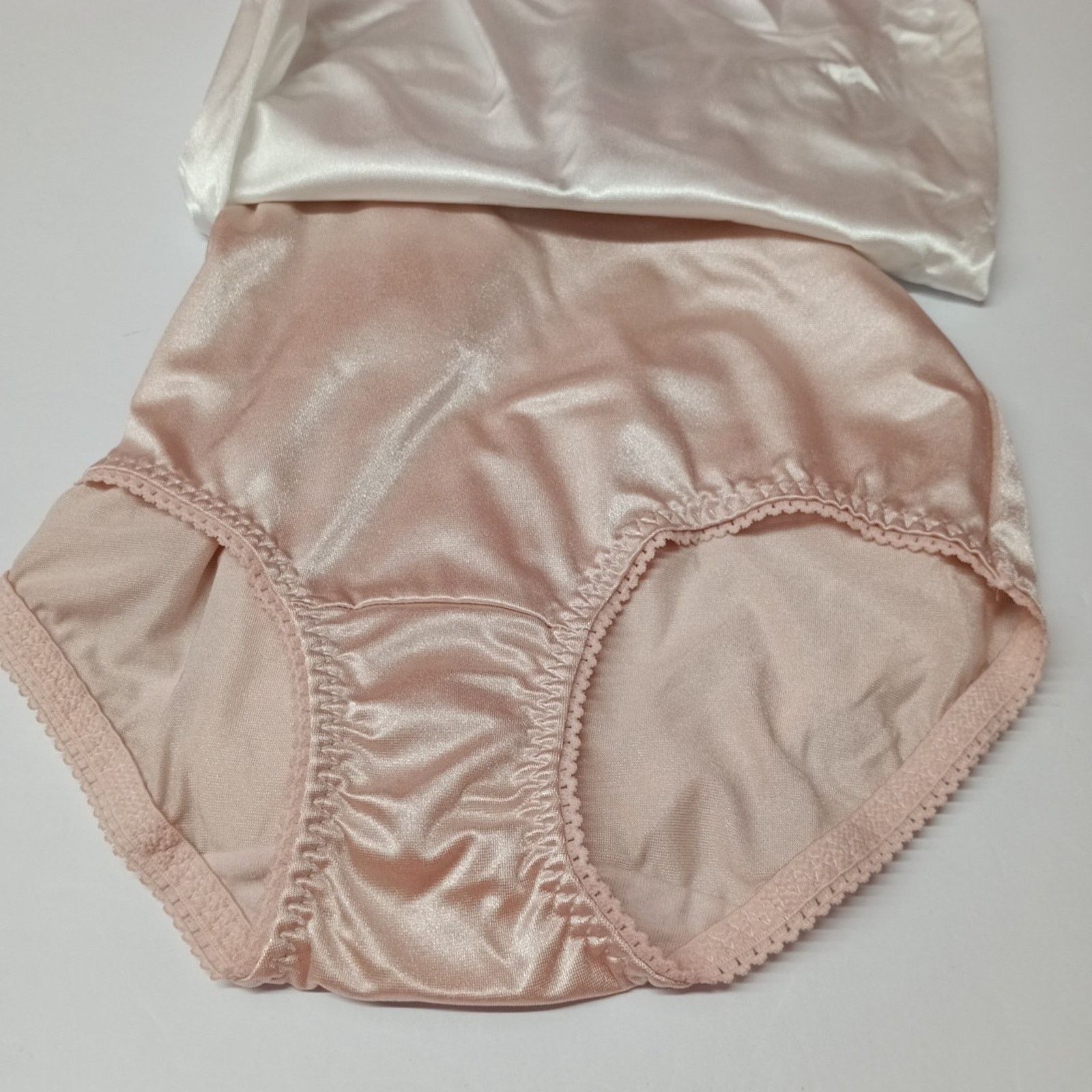Other Vanity Fair Light Control Undershapers 3 Pack Brief S/5 Size ONE SIZE - 3 Thumbnail
