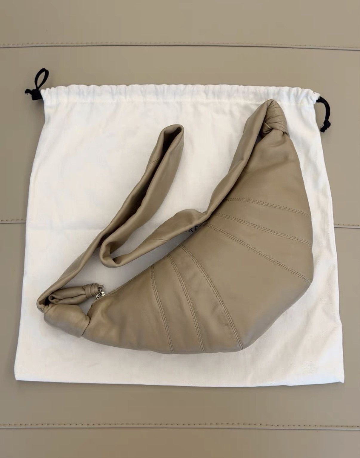 Lemaire Lemaire Sand Lambskin Croissant Crossbody Bag KKKK9 Size ONE SIZE - 2 Thumbnail