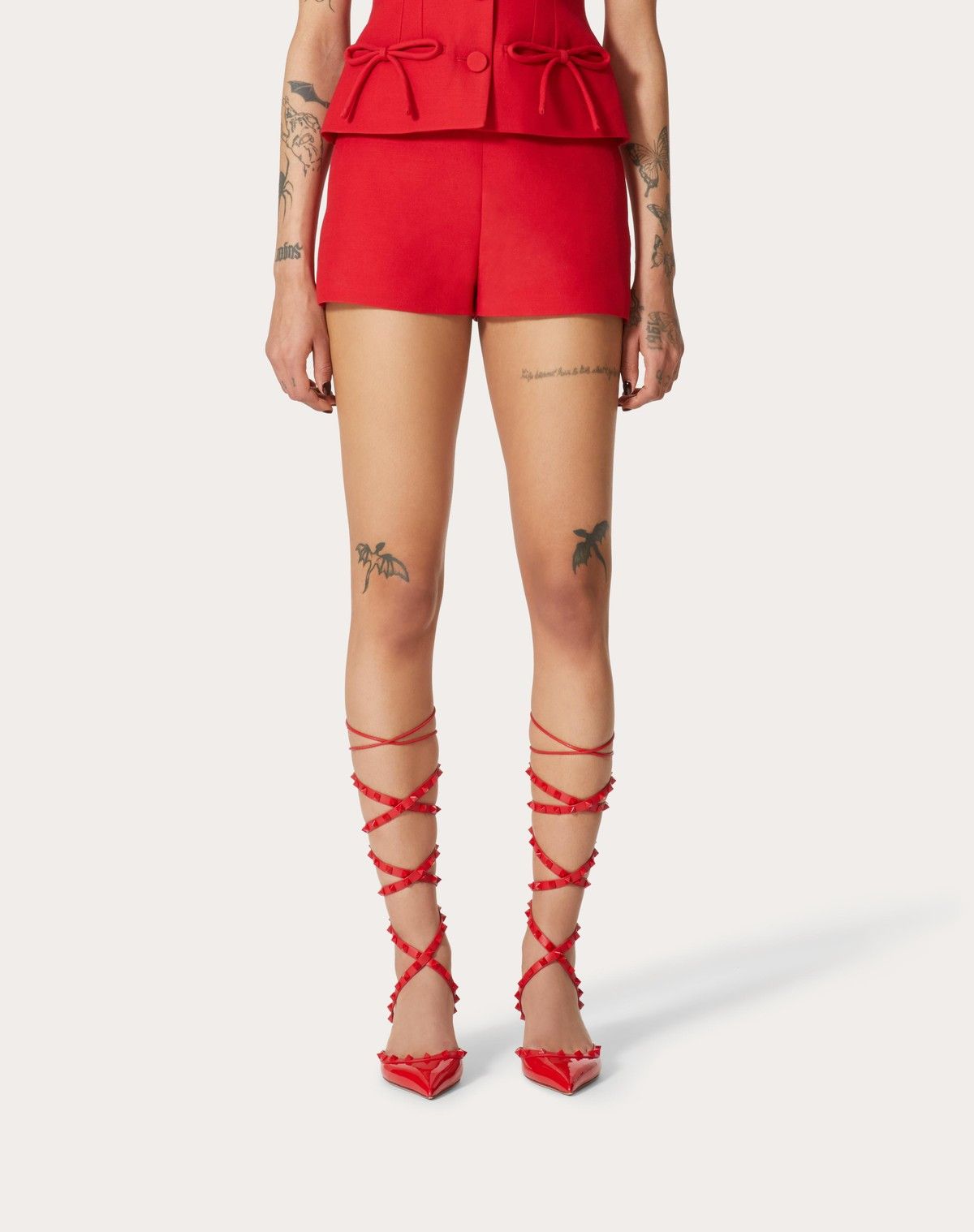 Valentino o1s1wg110525 Crepe Couture Shorts in Red Size 30" / US 8 / IT 44 - 3 Thumbnail