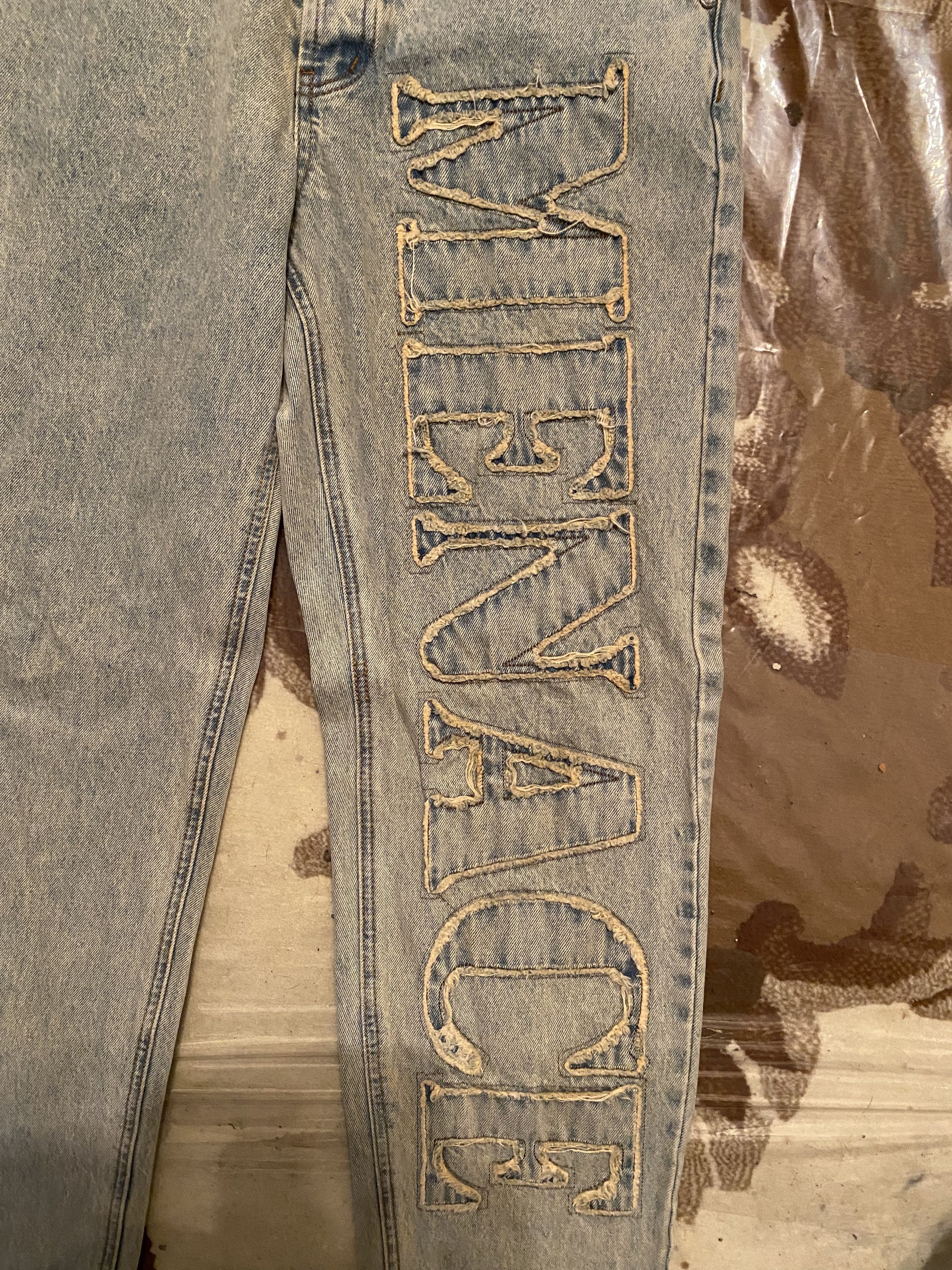 Menace MENACE LA DISTRESSED STENCIL DENIM PANTS Size US 32 / EU 48 - 3 Thumbnail