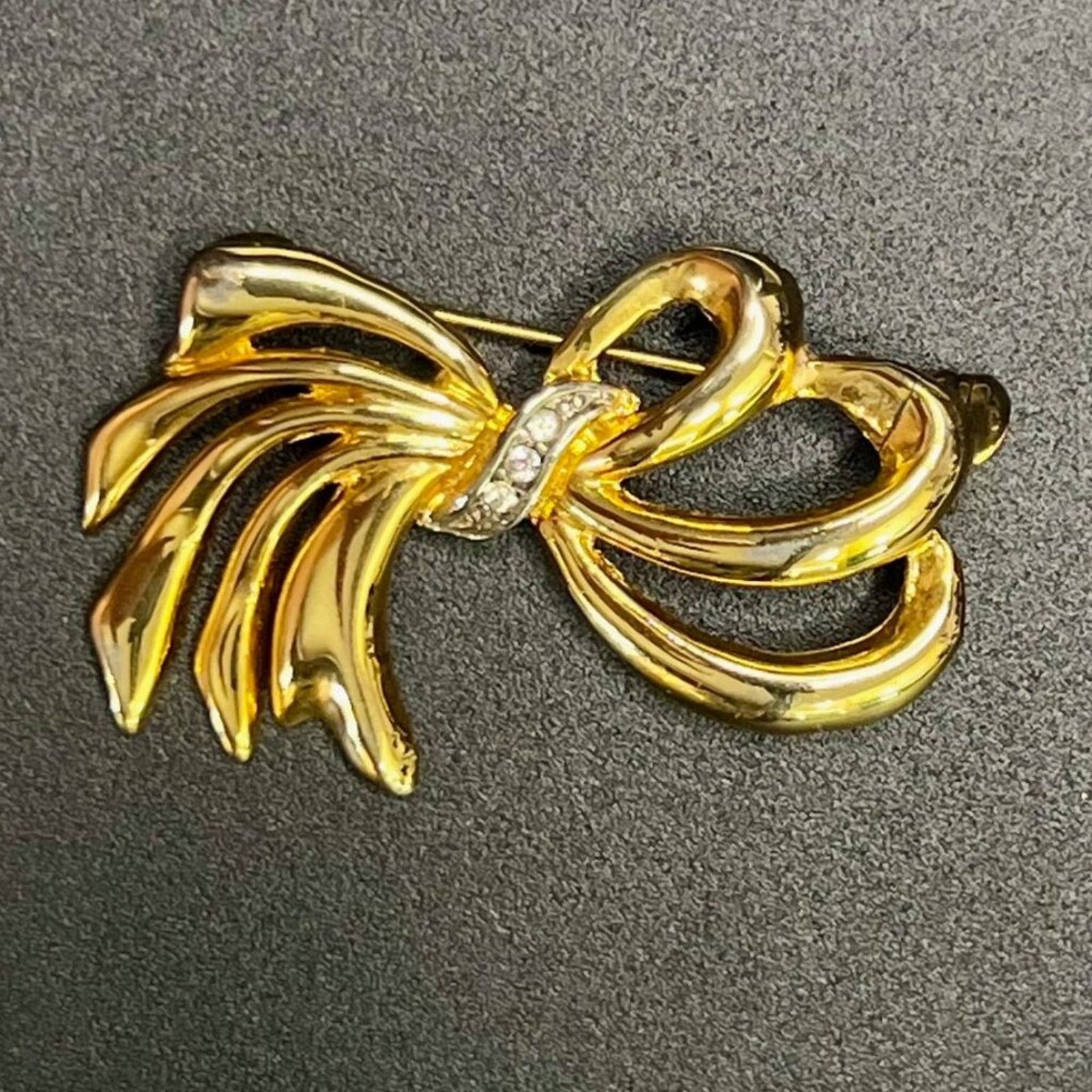 Gloria Vanderbilt Gloria Vanderbilt with Swarovski Crystal Ribbon Brooch Size ONE SIZE - 1 Preview
