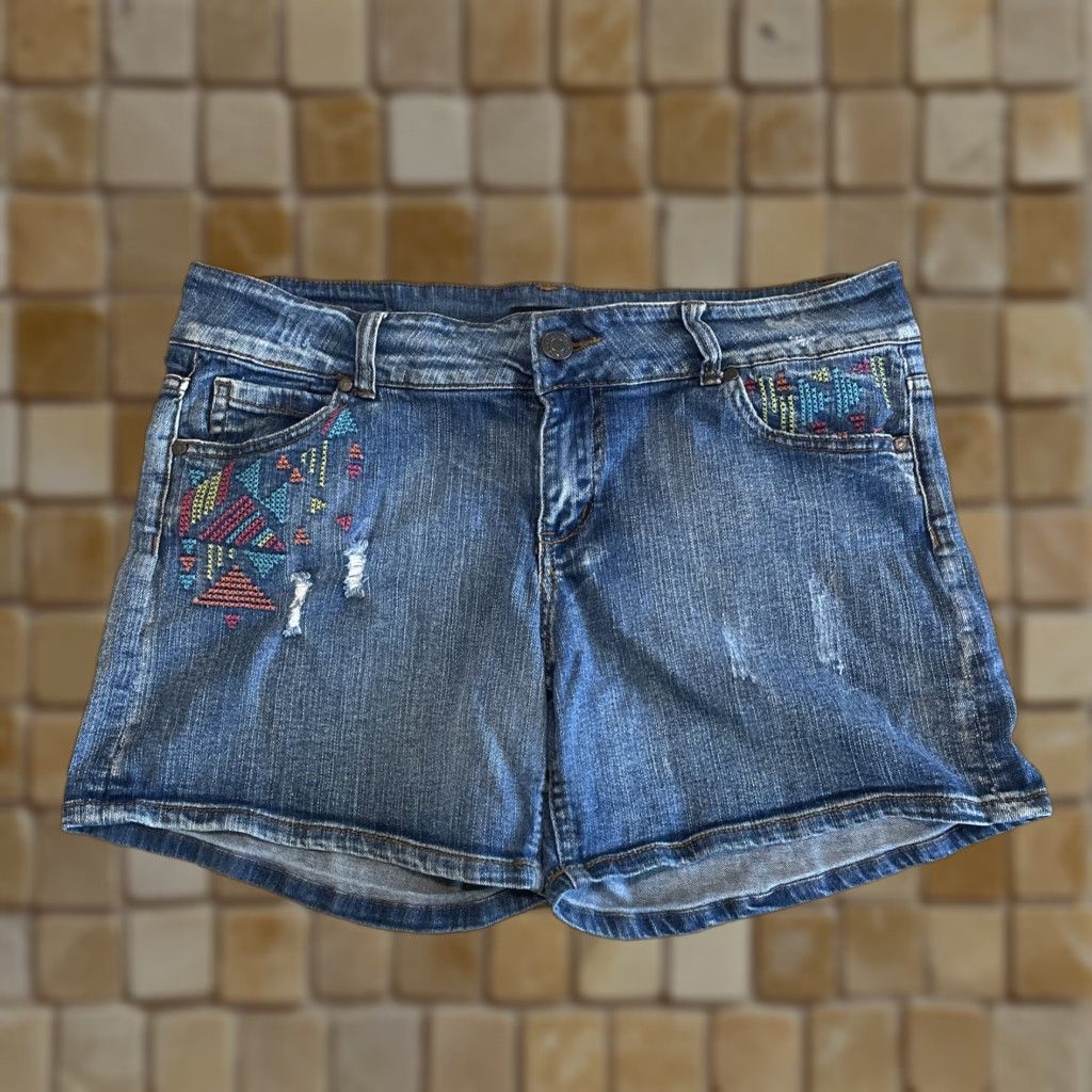 Vintage CELEBRITY PINK Distressed Embroidered Boyfriend Jean Shorts Size 15 Juniors Blue Womens Size 36" / US 14 / IT 50 - 1 Thumbnail