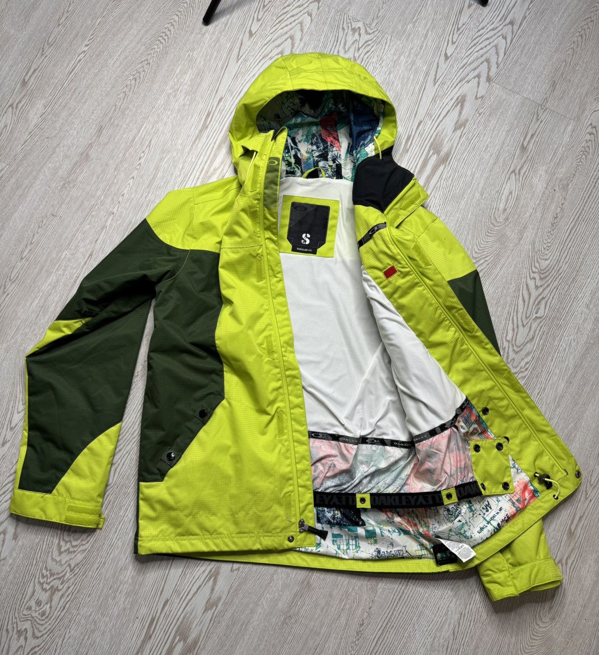 Vintage Vintage Oakley Rare Green Ski jacket Size S Size US S / EU 44-46 / 1 - 14 Thumbnail