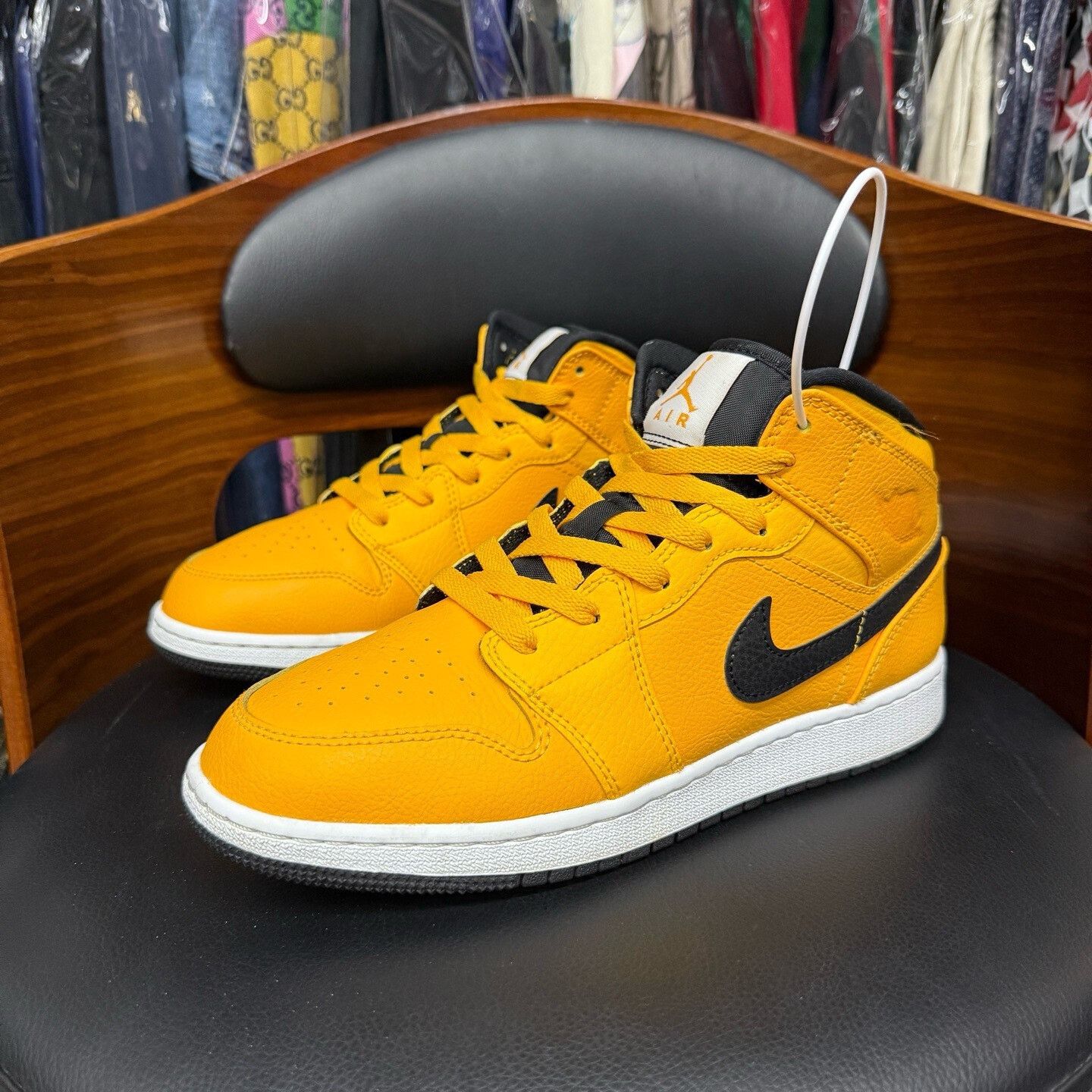 Nike Nike AJ1 Yellow Lowtop Sneakers 38 Men Size US 6 / EU 39 - 1 Thumbnail