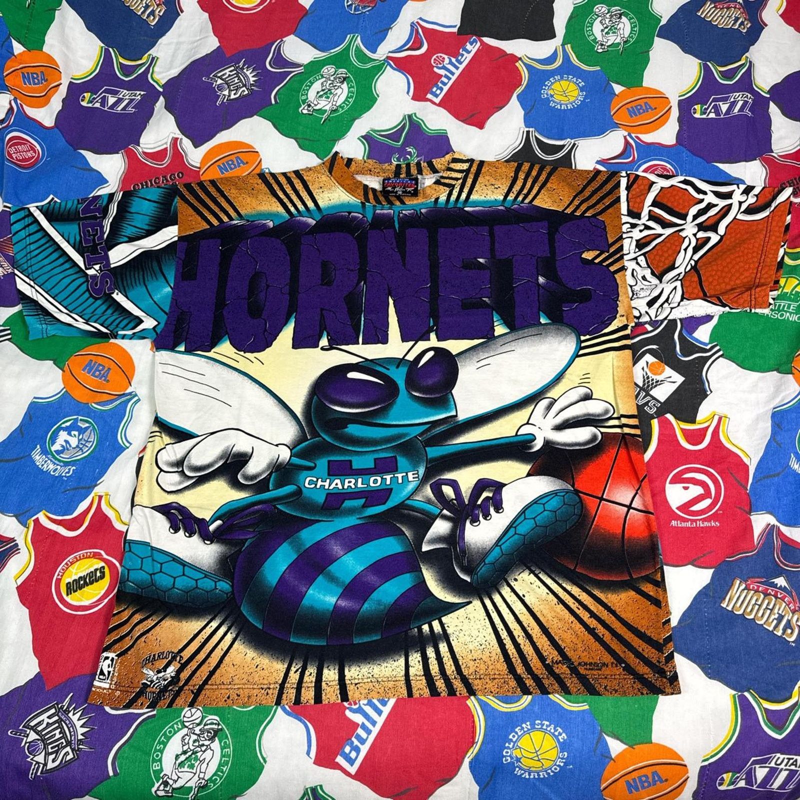 NBA × Vintage VTG 1990s NBA Charlotte Hornets AOP Explosion Mens M T-Shirt Size US M / EU 48-50 / 2 - 1 Thumbnail
