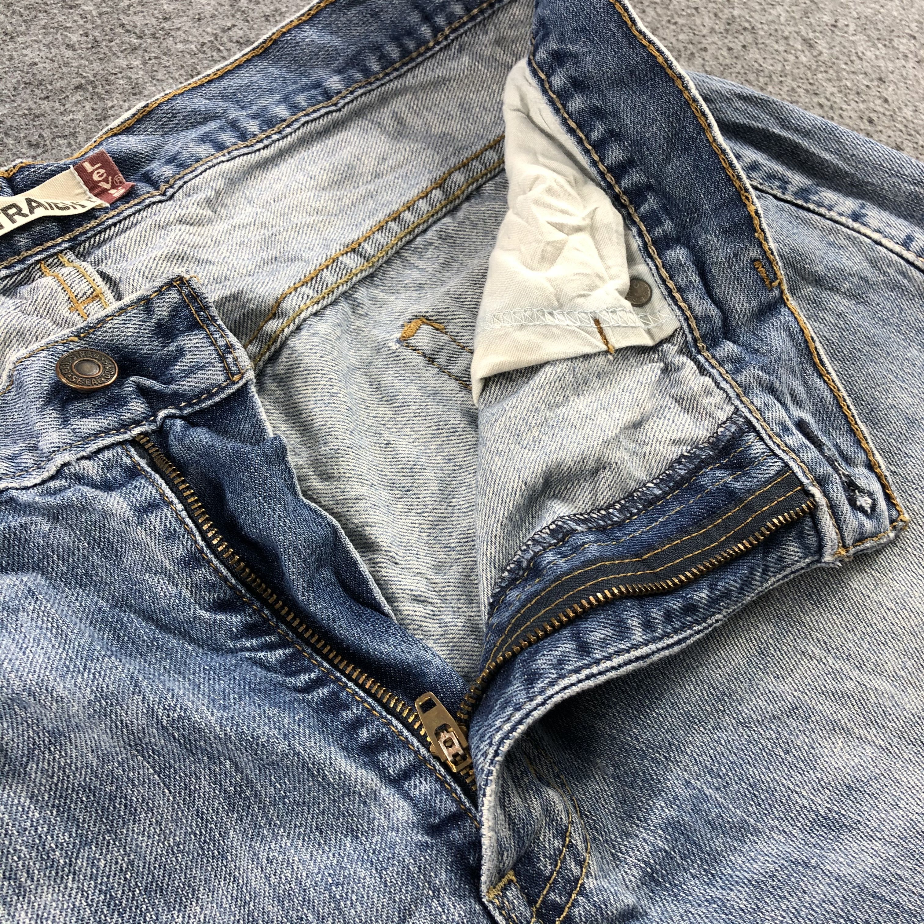Levi's Vintage Light Wash Levis 569 Jeans-J2193 Size US 35 - 10 Thumbnail