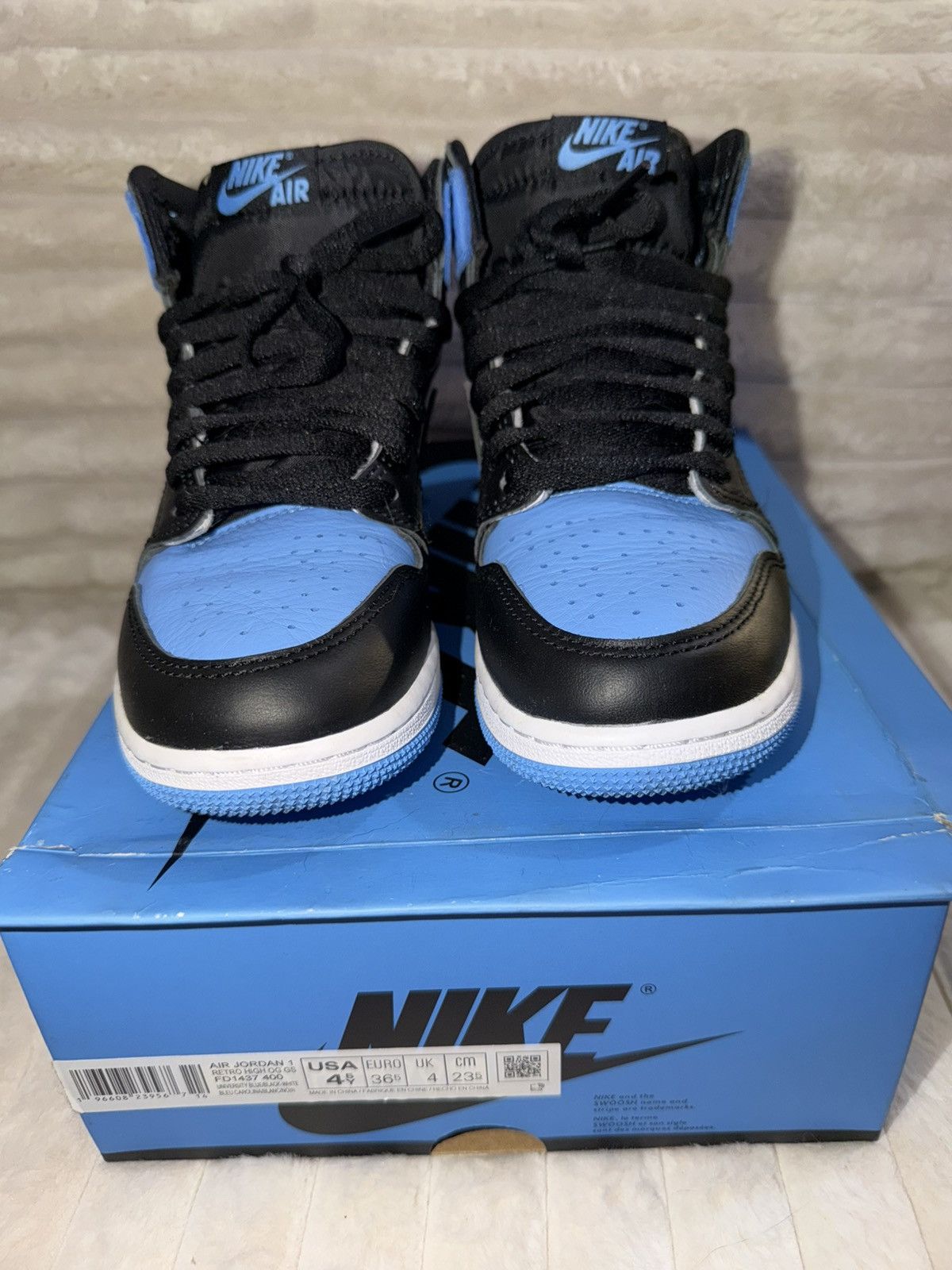 Jordan Brand Air Jordan 1 Retro High OG UNC Toe (GS) Size 4.5Y Size US 6 / IT 36 - 2 Thumbnail