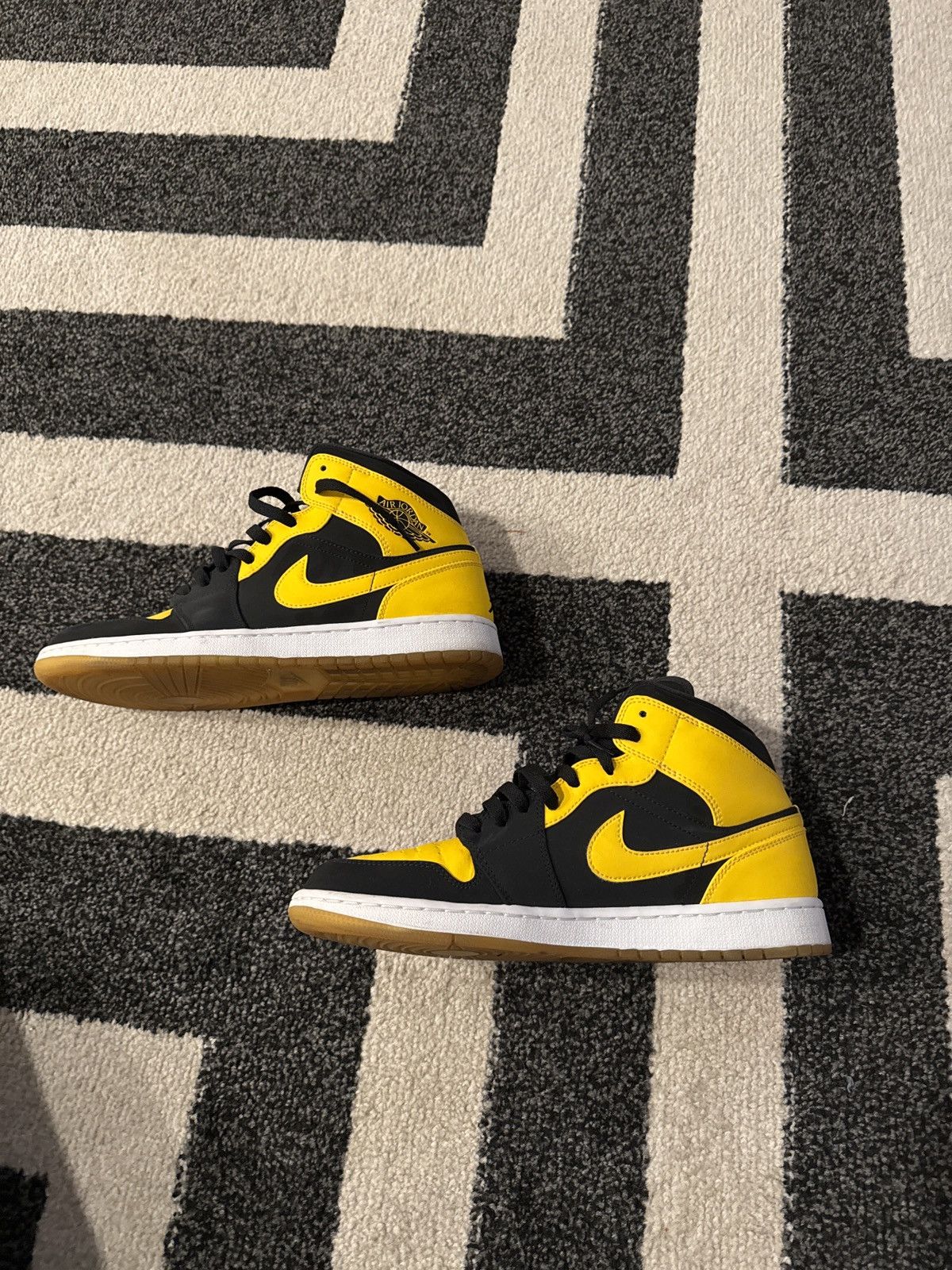 Nike Air Jordan 1 Mid Black/Yellow Size US 10 / EU 43 - 6 Thumbnail