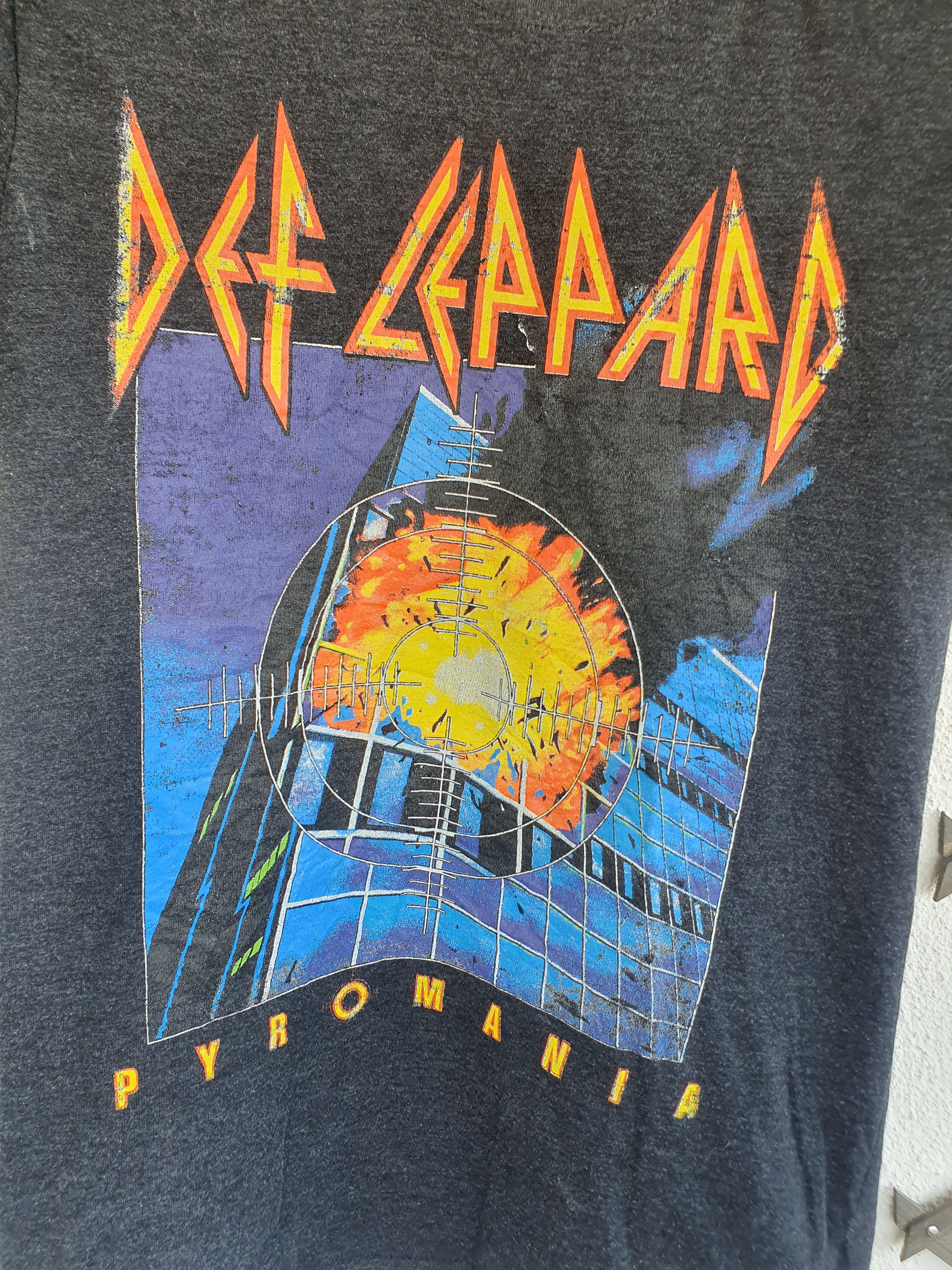 Band Tees Def Leppard Pyromania 2015 Band t-shirt sz M Size US M / EU 48-50 / 2 - 5 Thumbnail