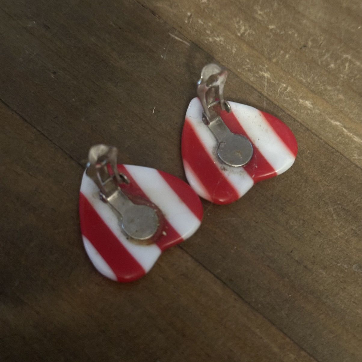 Vintage Vintage red and white striped clip on heart earrings Size ONE SIZE - 2 Thumbnail