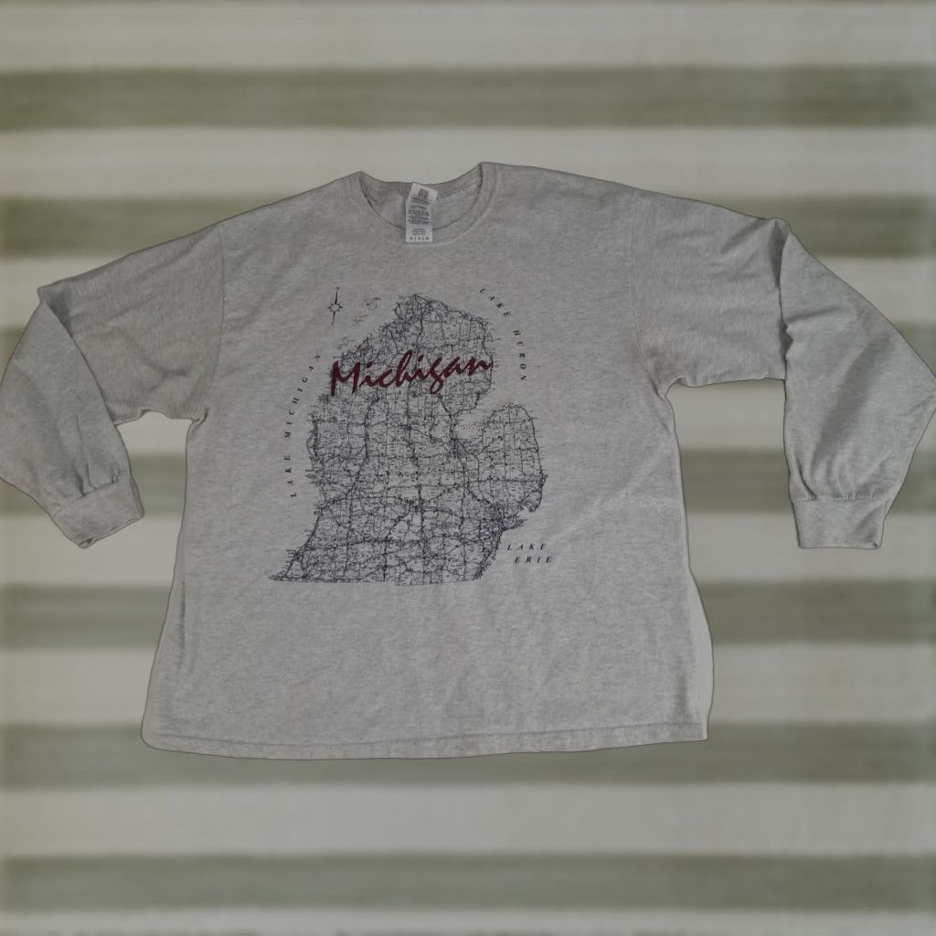 Gildan VINTAGE Michigan Printed Map 2 Sided Long Sleeve T-Shirt XL Grey Gildan Shirt Unisex Adults Men Women Size US XL / EU 56 / 4 - 1 Thumbnail