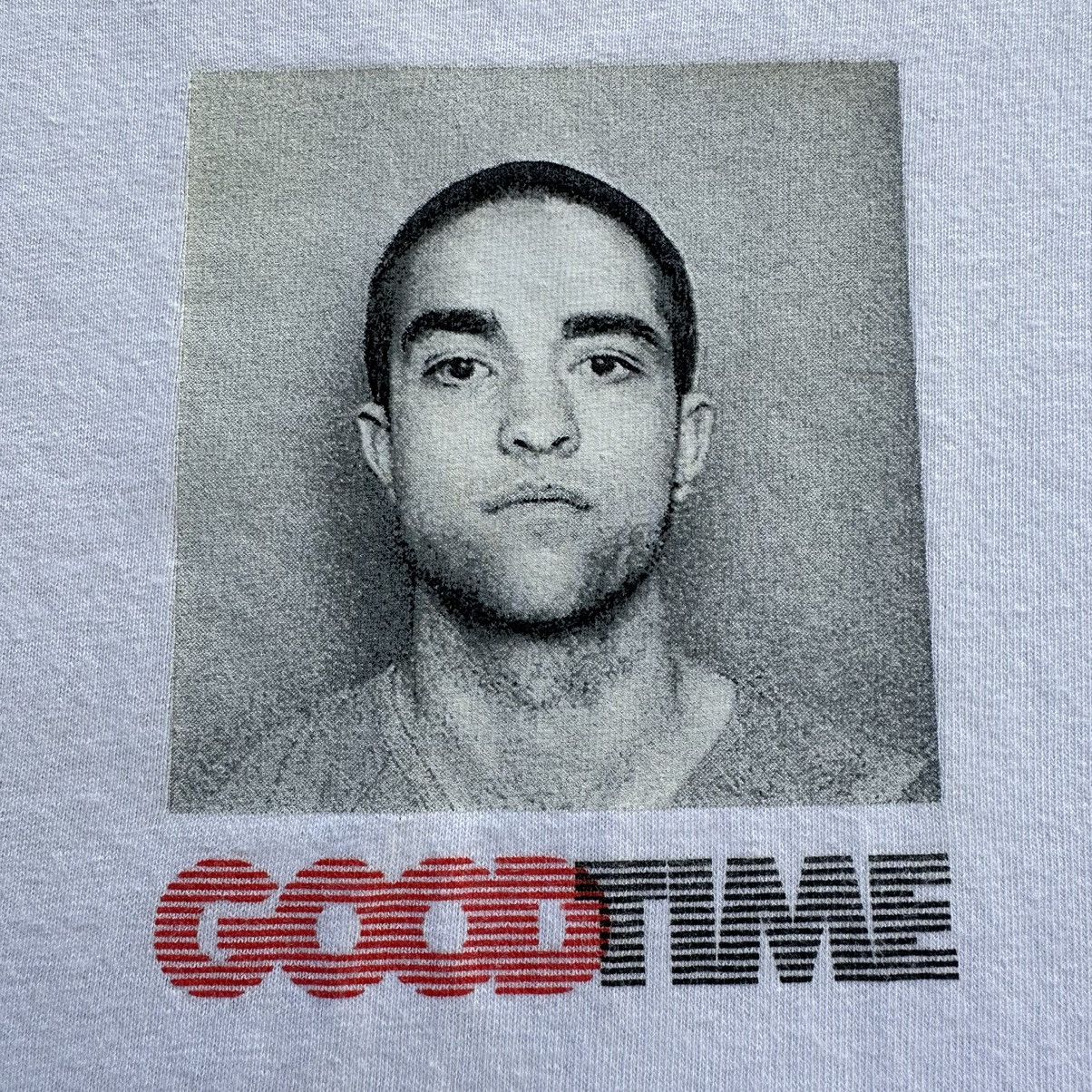 A24 × Know Wave A24 Good Time Movie x Know Wave Robert Pattinson Mugshot Tee Size US L / EU 52-54 / 3 - 3 Thumbnail