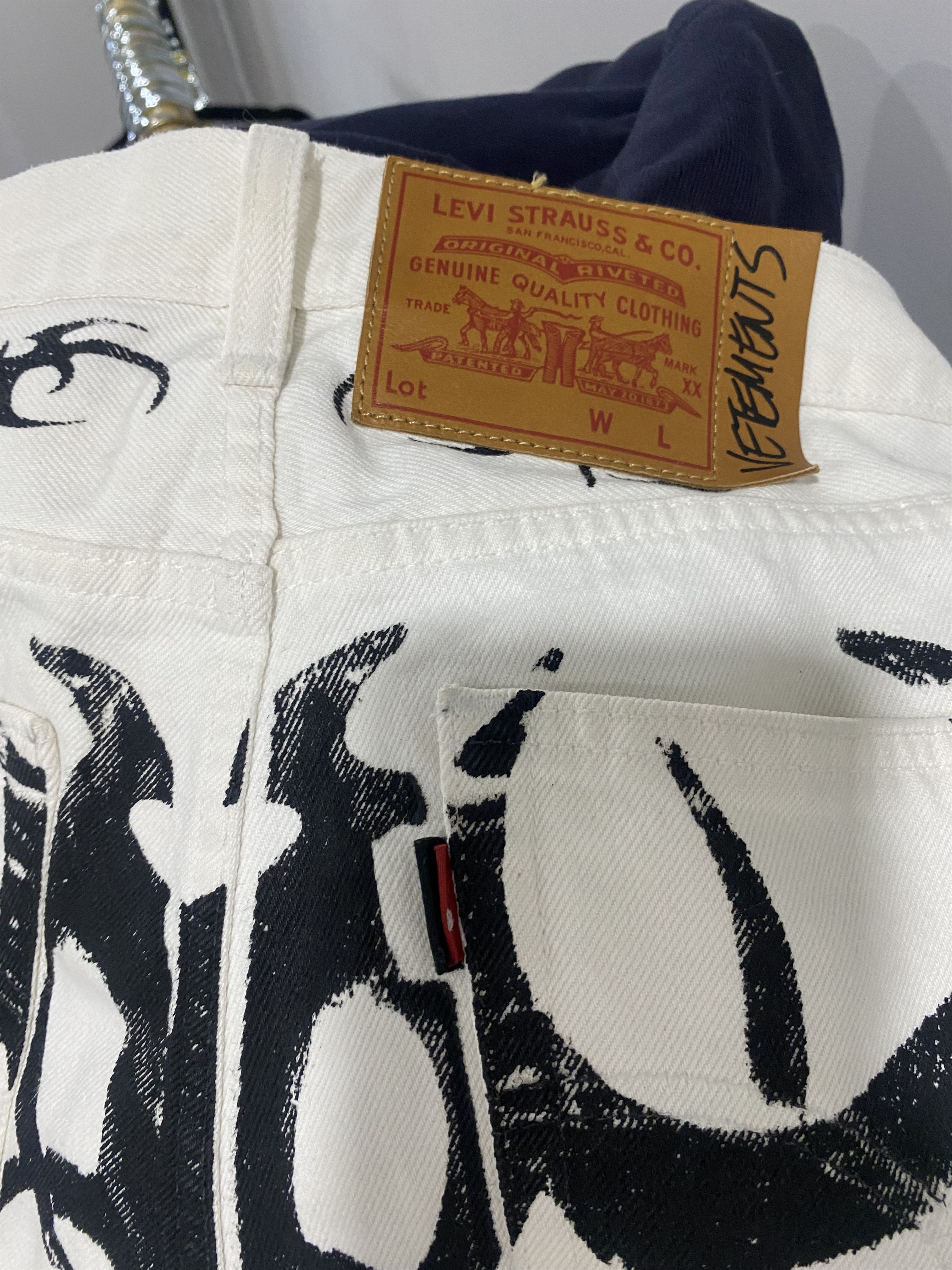 Levi's × Vetements Vetements x Levi’s White Tribal Patchwork Denim Size US 31 - 3 Thumbnail