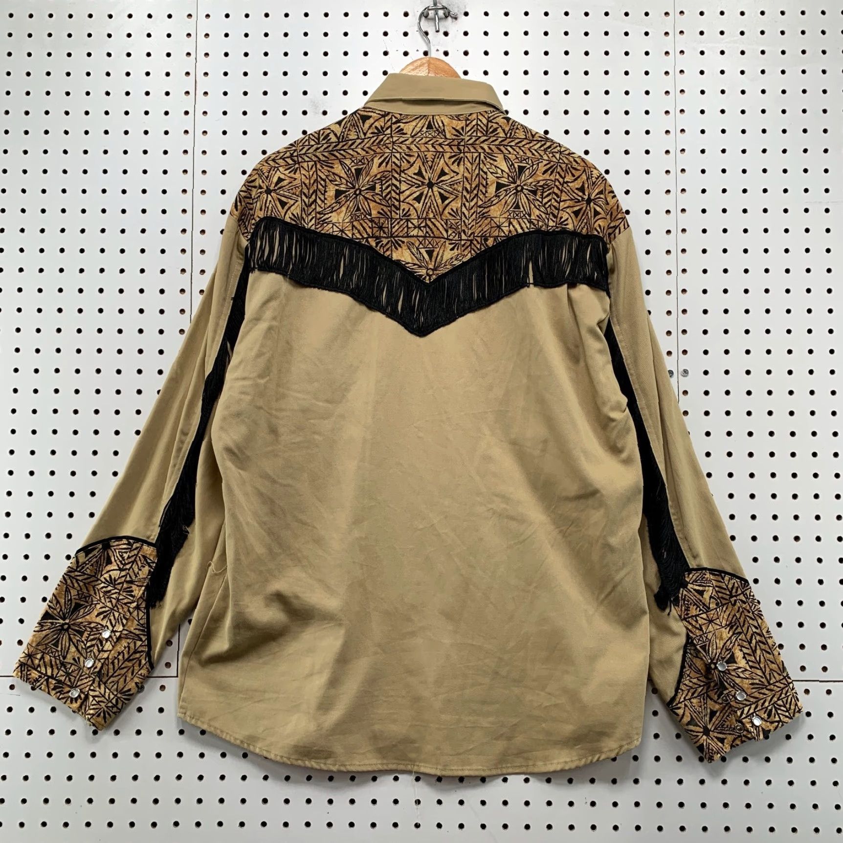 Vintage VINTAGE JB Trinity Western Snap Shirt Mens XL Beige Fringe Up Cowboy Made USA Shirt Mens XL Beige Fringe Western Cowboy 1960s 1970s Mens Size US XL / EU 56 / 4 - 2 Thumbnail