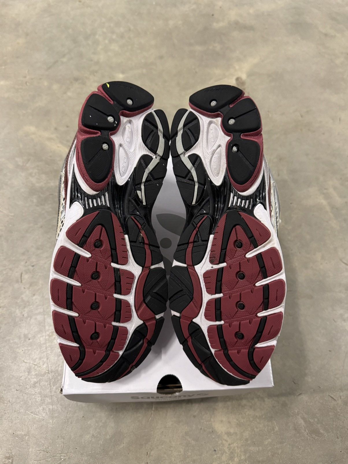 Saucony Saucony Progrid Omni 9 White Grey Red Size 10.5 Size US 10.5 / EU 43-44 - 6 Thumbnail