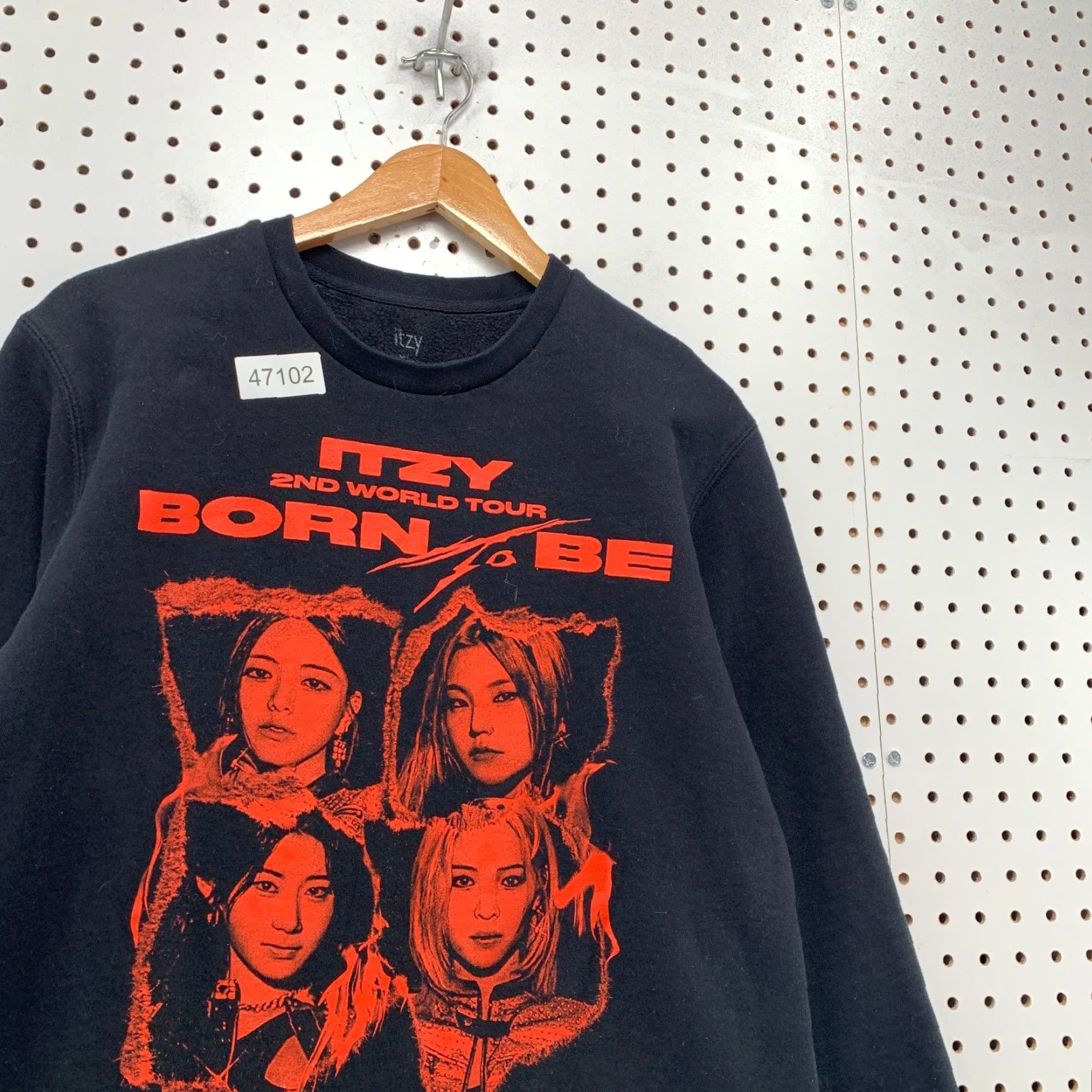 Born VINTAGE ITZY Born To Be Sweatshirt Mens M Black Red K Pop 2nd World Tour Shirt Pullover Crew Neck Music Wordwide Size US M / EU 48-50 / 2 - 5 Thumbnail