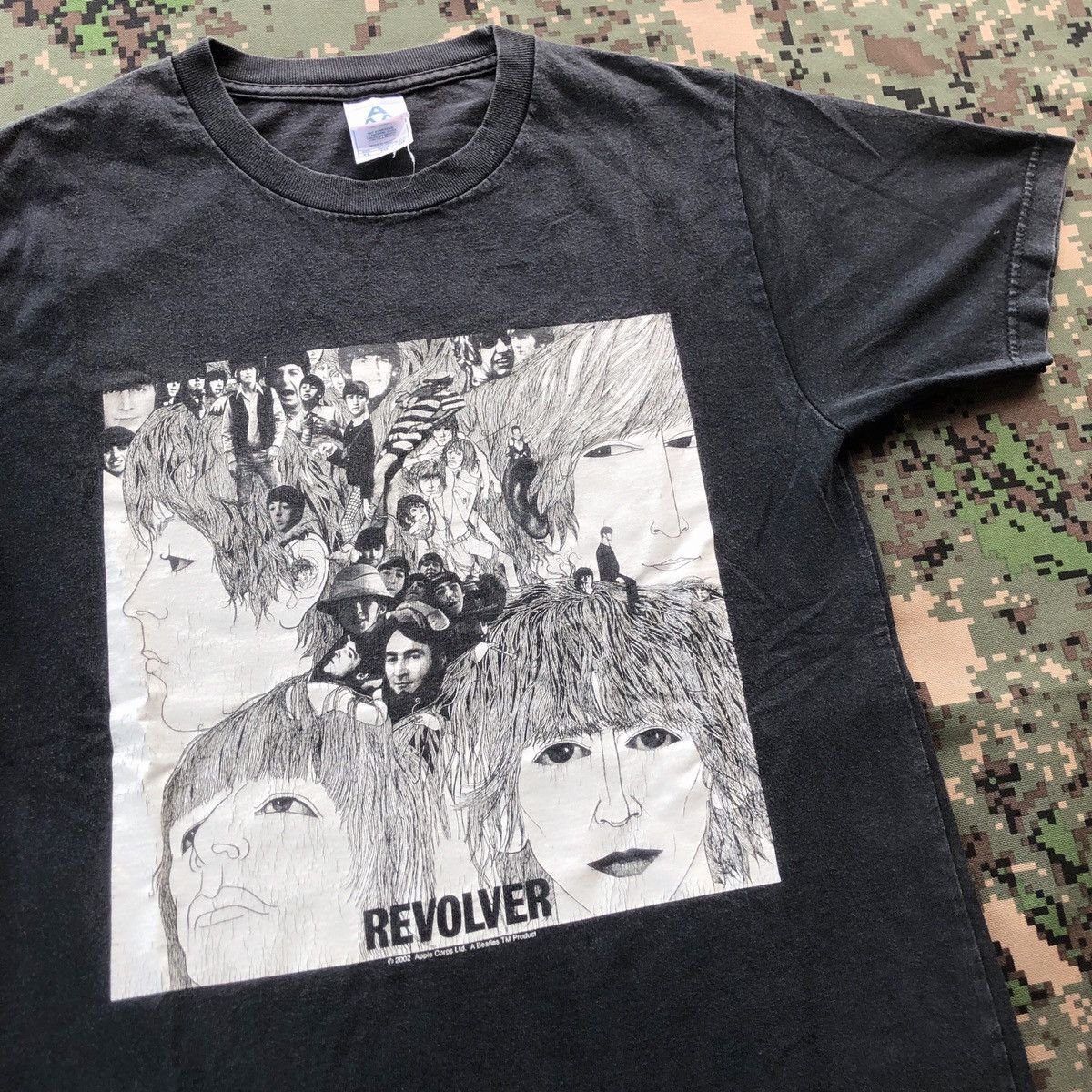 Band Tees × Vintage Vtg The Beatles Revolver Album Band Tshirt Size US M / EU 48-50 / 2 - 1 Thumbnail